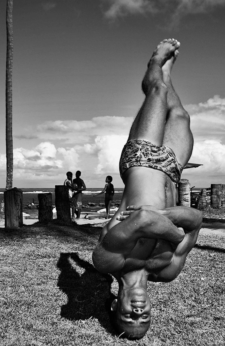 Guilherme Licurgo Portrait Photograph – Capoeira II, Bahia. Aus der Serie Brazil and Beyond. 