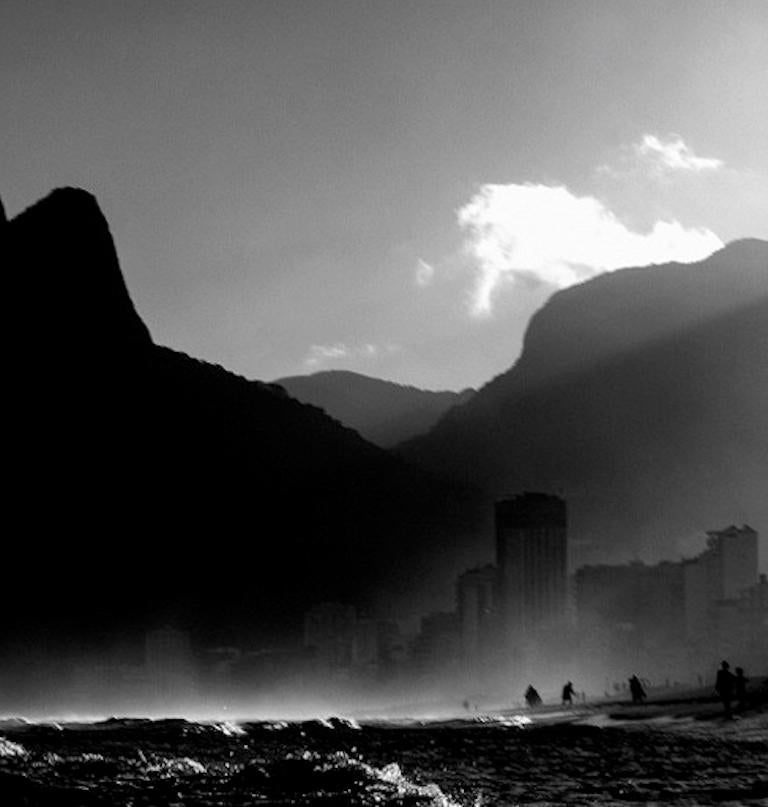 Lost In The Fog II, Rio De Janeiro. Brasilien.  – Photograph von Guilherme Licurgo