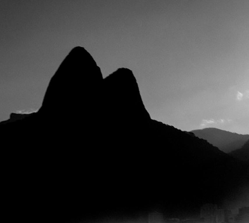 Lost In The Fog II, Rio de Janeiro. Brésil.  - Contemporain Photograph par Guilherme Licurgo