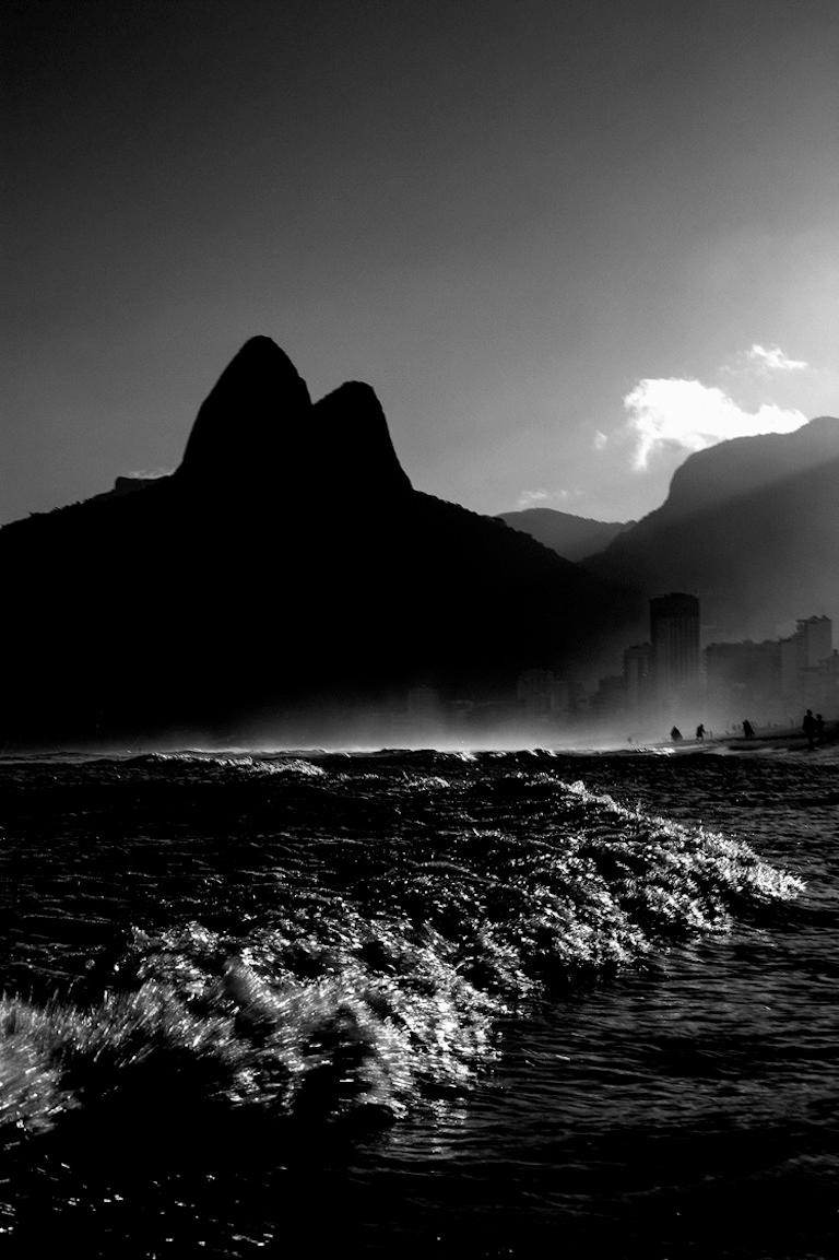 Guilherme Licurgo Black and White Photograph – Lost In The Fog II, Rio De Janeiro. Brasilien. 