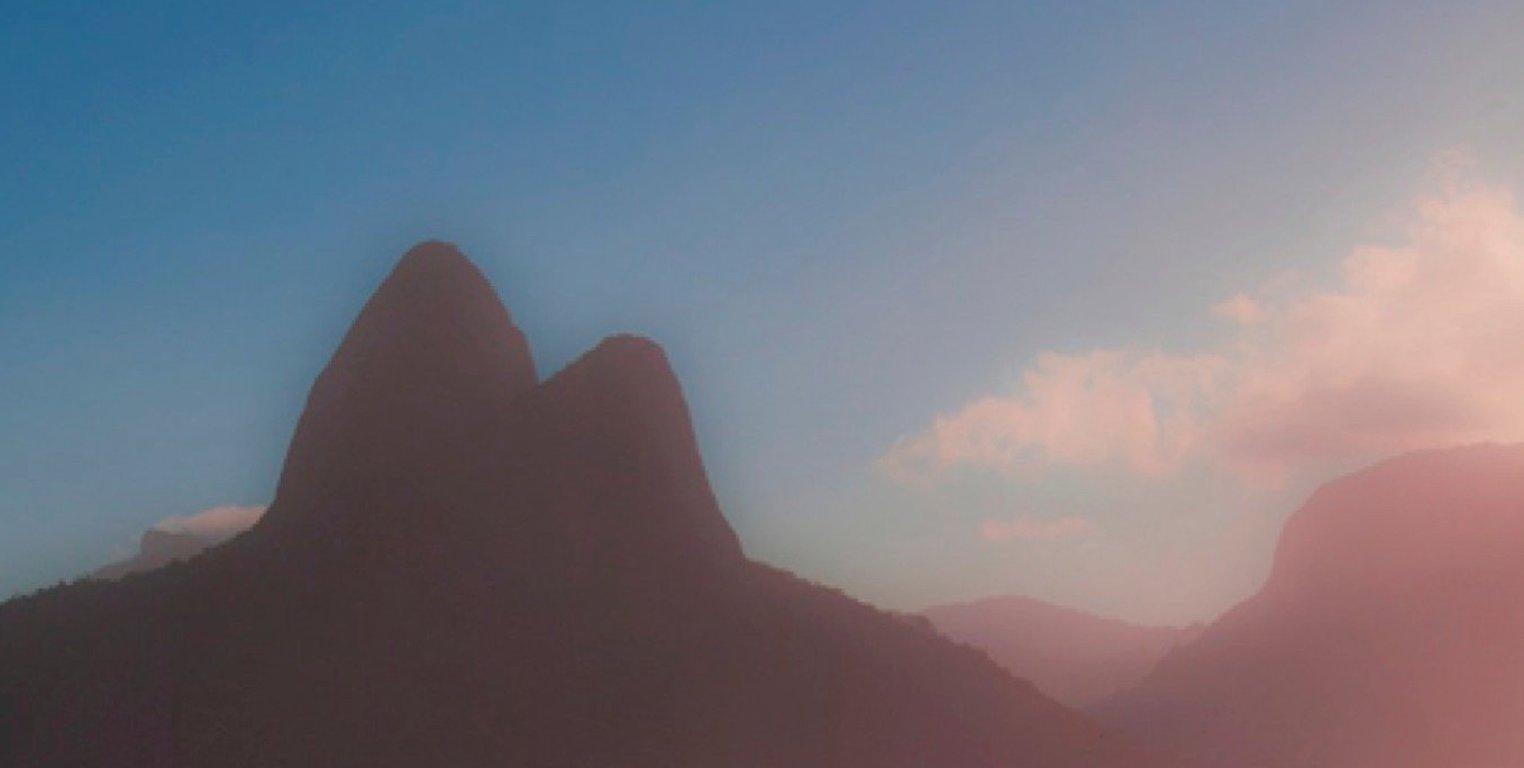 Lost In The Fog III,  Aus der Serie von Rio De Janeiro  – Photograph von Guilherme Licurgo
