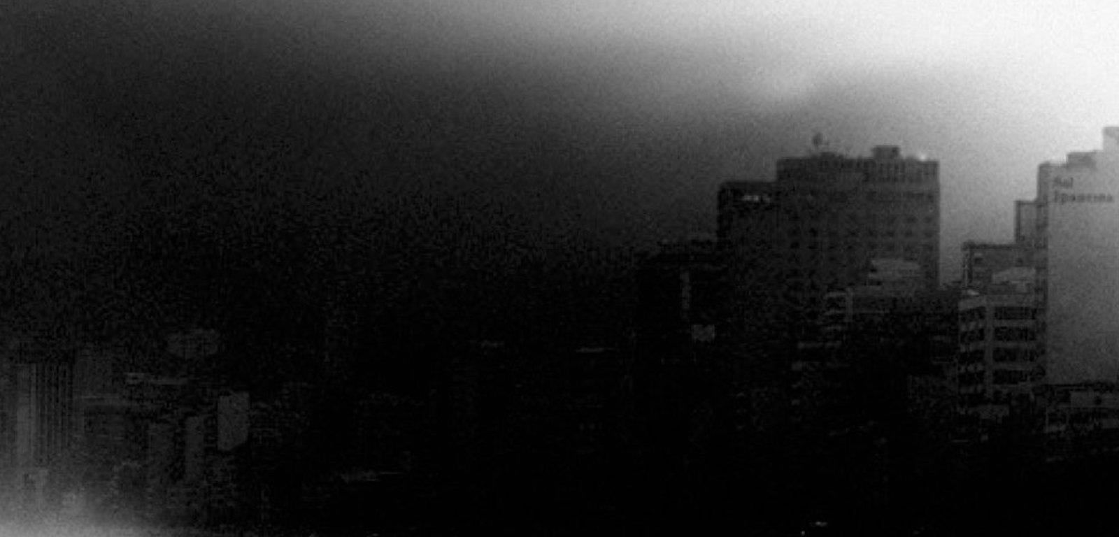 Lost In The Fog. Rio De Janeiro, Brasilien.  (Schwarz), Landscape Photograph, von Guilherme Licurgo