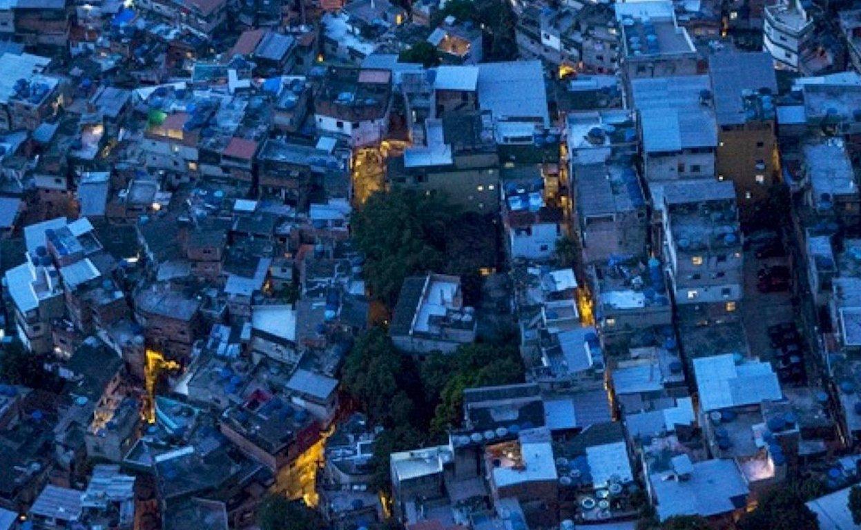 Ocean III – Rio De Janeiro, 2017 by Guilherme Licurgo
Archival Pigment Print 
Image size: 23 in. H x 35 in. W
Edition of 10 + 2AP


Guilherme Licurgo’s “Rio de Janeiro” series highlights the monster that is social inequality in the city. It is