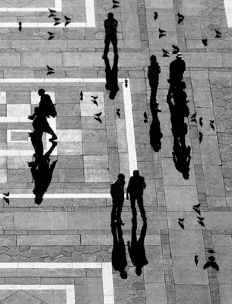 Menschen, Mailand. Aus der Serie Mundo du sombras  – Photograph von Guilherme Licurgo