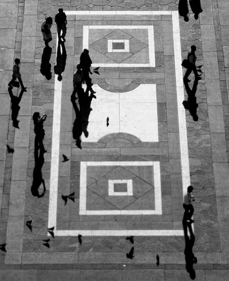 Menschen, Mailand. Aus der Serie Mundo du sombras  (Zeitgenössisch), Photograph, von Guilherme Licurgo