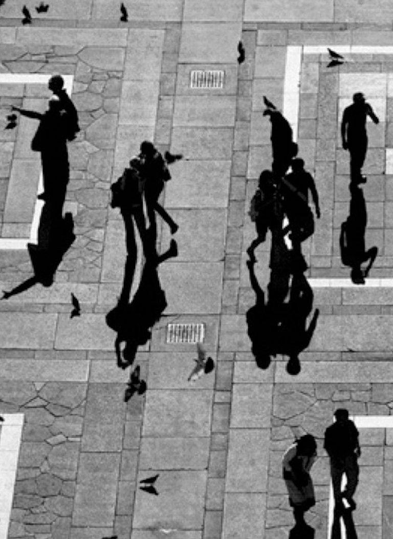 Menschen, Mailand. Aus der Serie Mundo du sombras  (Grau), Black and White Photograph, von Guilherme Licurgo