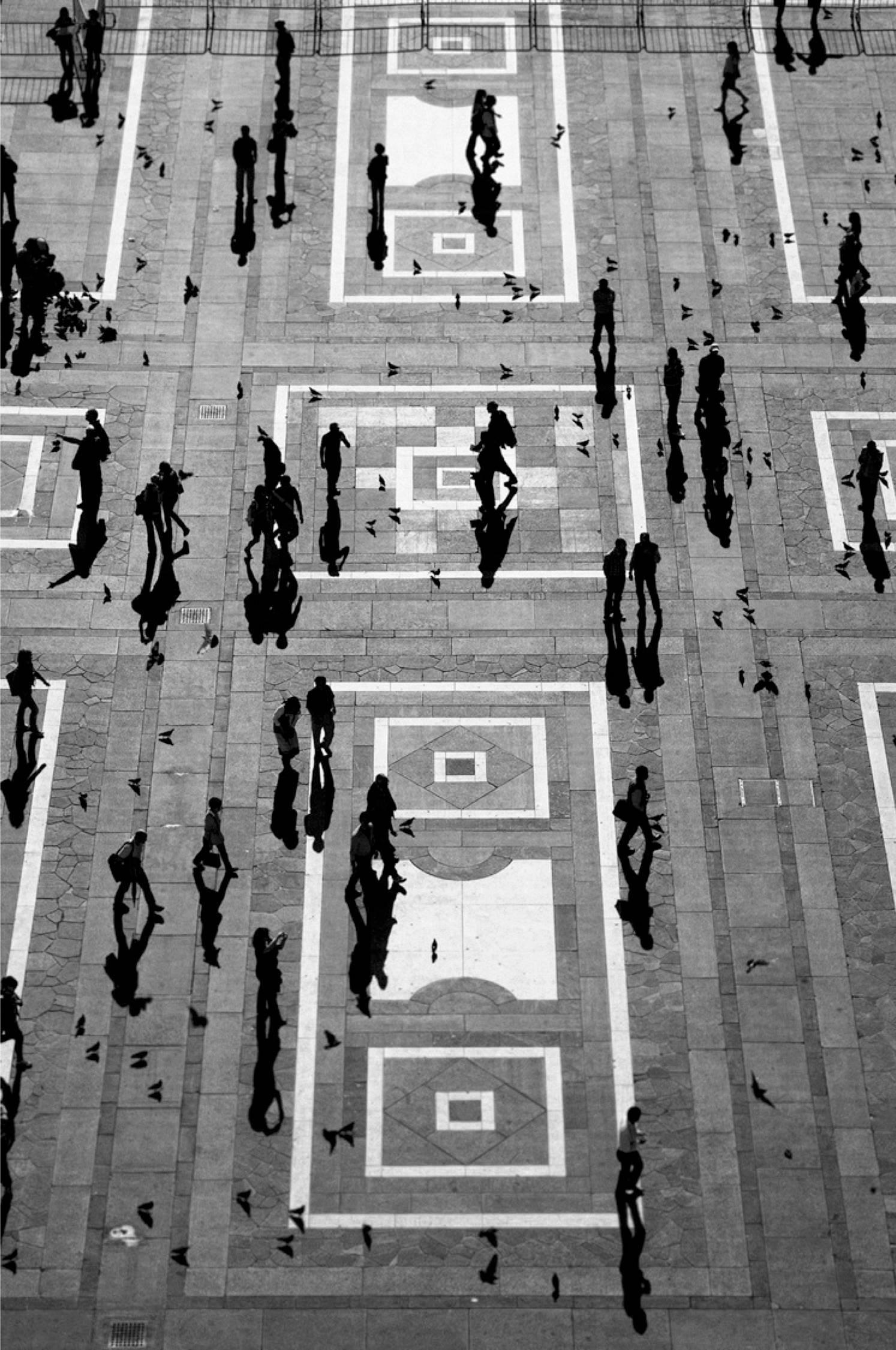 Guilherme Licurgo Black and White Photograph - People, Milan. From the Mundo du sombras series 