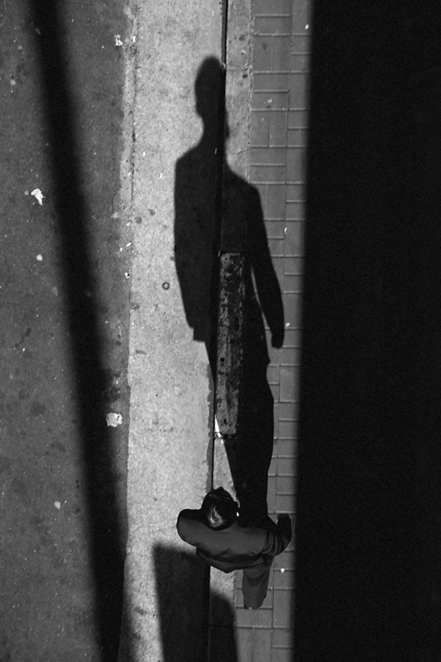 Black and White Photograph Guilherme Licurgo - L'ombre,  São Paulo. De la série Mundo do Sambras 