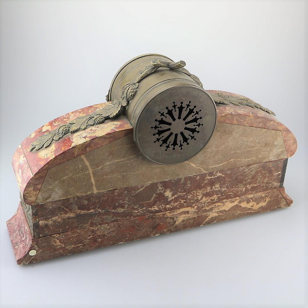 Laiton Pendule de cheminée Art Déco Guillard avec plaques de site en vente