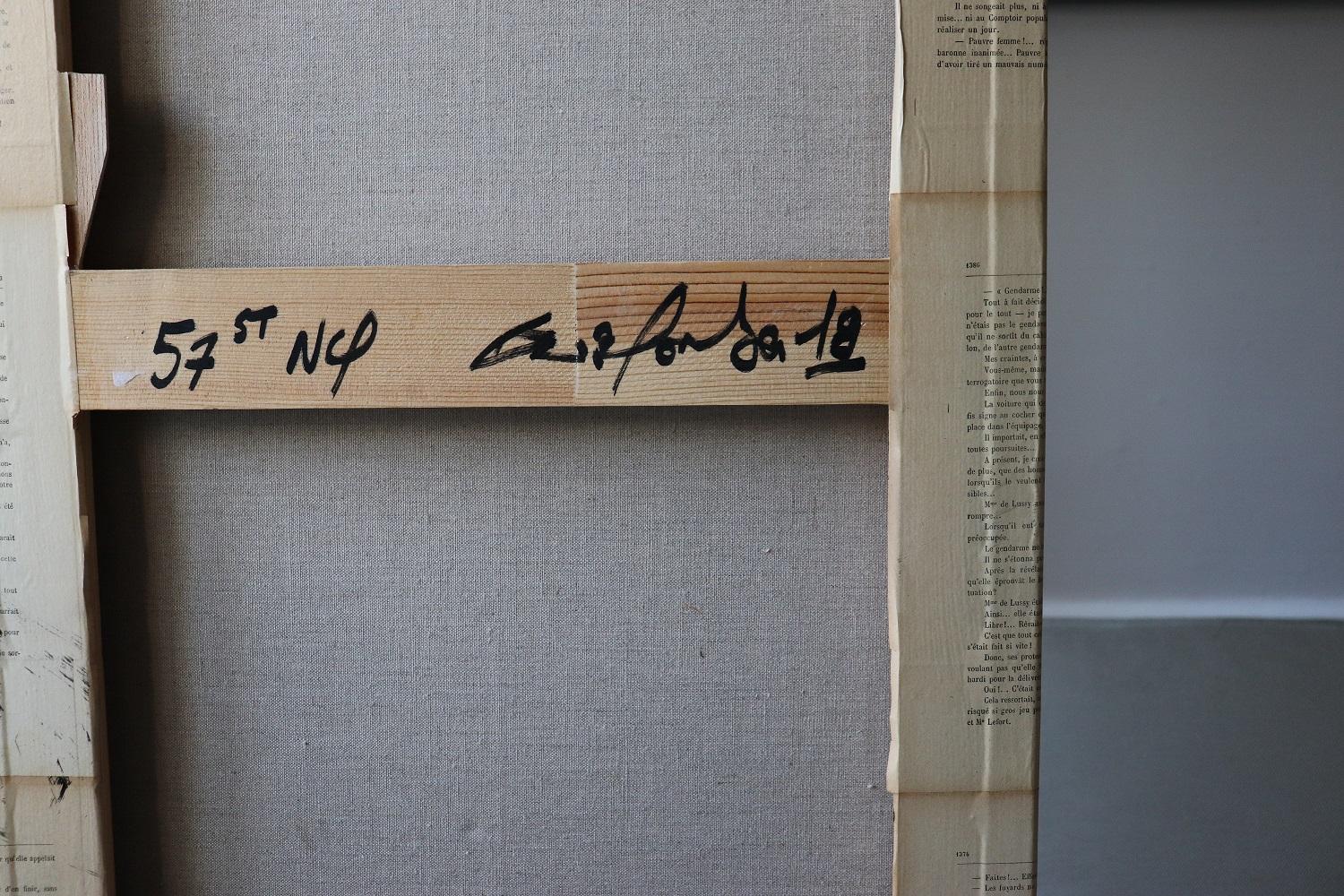 57th and Broadway est une peinture unique de l'artiste contemporain Guillaume Chansarel. La peinture est réalisée à l'encre et à l'acrylique sur des pages de vieux livres montées sur toile. Les dimensions sont de 150 × 50 cm (59.1 × 19.7