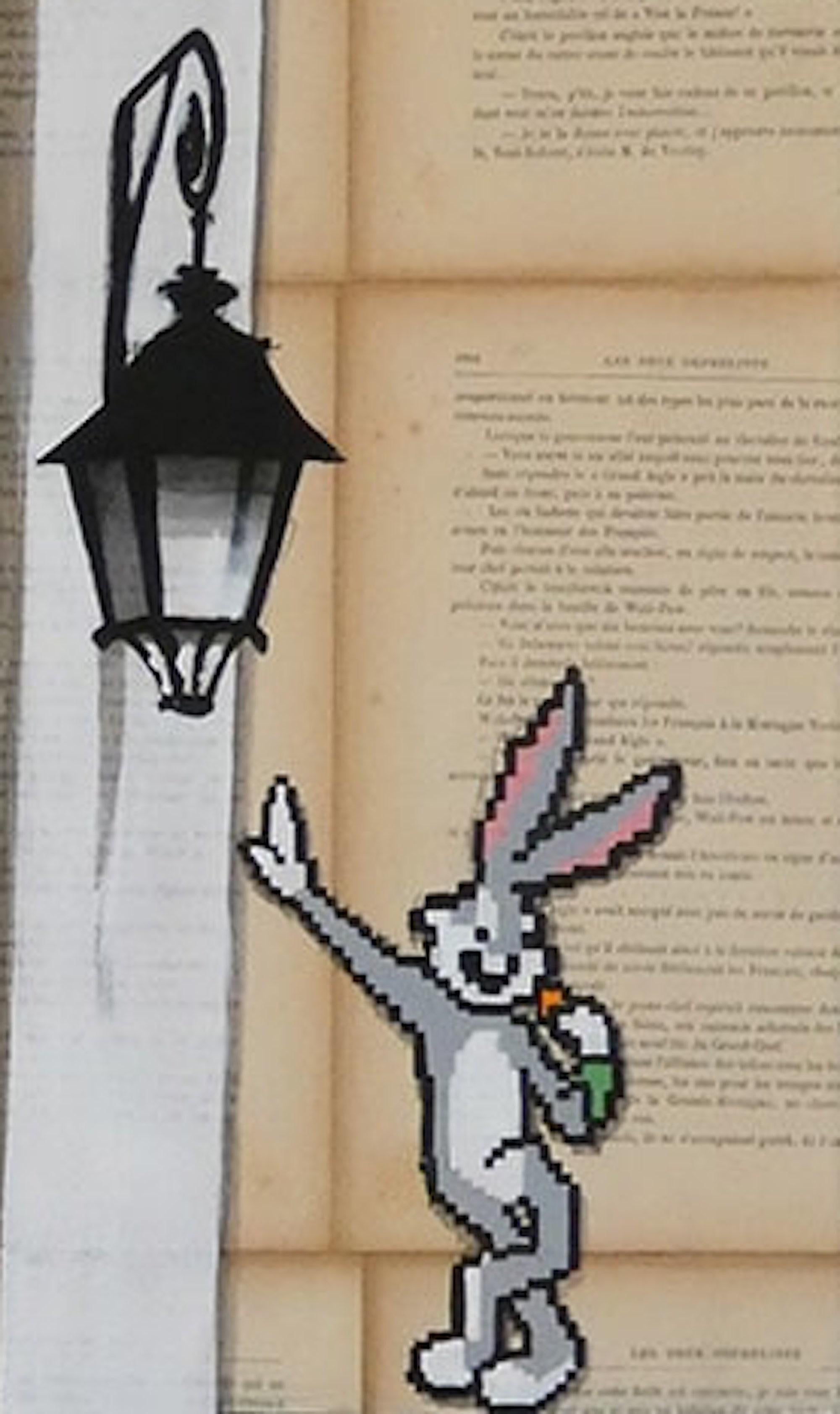 Bugs ist ein einzigartiges Gemälde des zeitgenössischen Künstlers Guillaume Chansarel. Das Gemälde wurde mit Tusche und Acryl auf alten Buchseiten auf Leinwand gemalt und hat die Maße 65 × 92 cm (25,6 × 36,2 in).
Das Kunstwerk ist signiert, wird