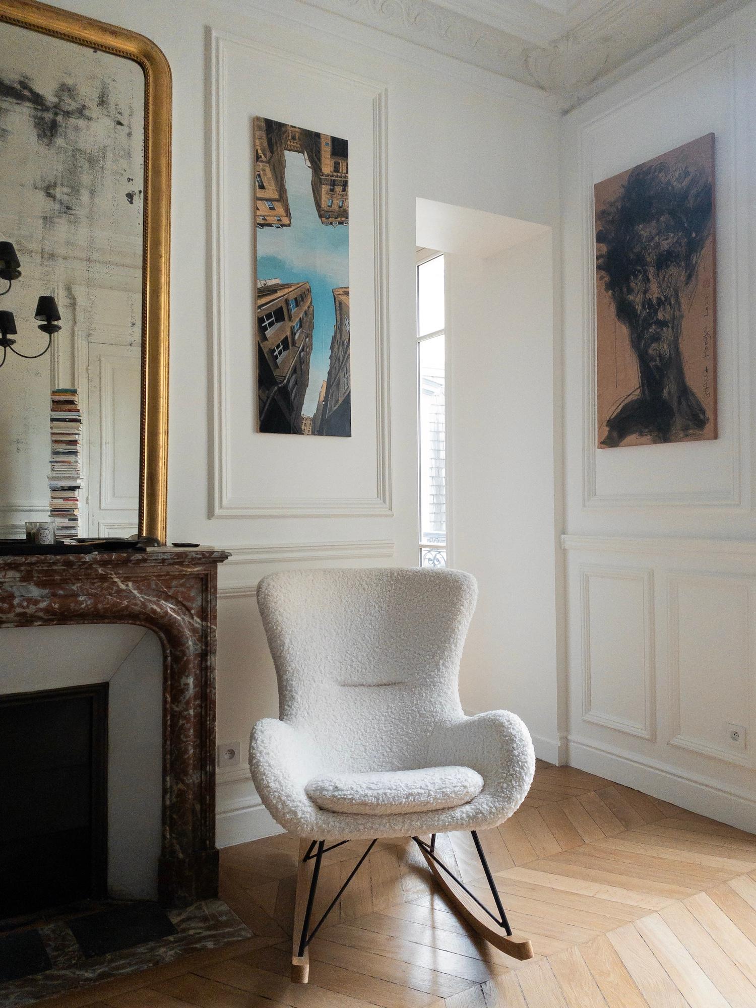 In der Nähe von la Samaritaine befindet sich ein einzigartiges Gemälde des zeitgenössischen Künstlers Guillaume Chansarel. Das Gemälde wurde mit Tusche und Acryl auf alten Buchseiten auf Leinwand gemalt und hat die Maße 120 × 40 cm (47,2 × 15,7