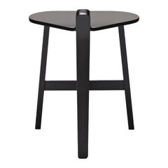 Tabouret en bois laqué noir « Bronco » de Guillaume Delvigne, par Karakter
