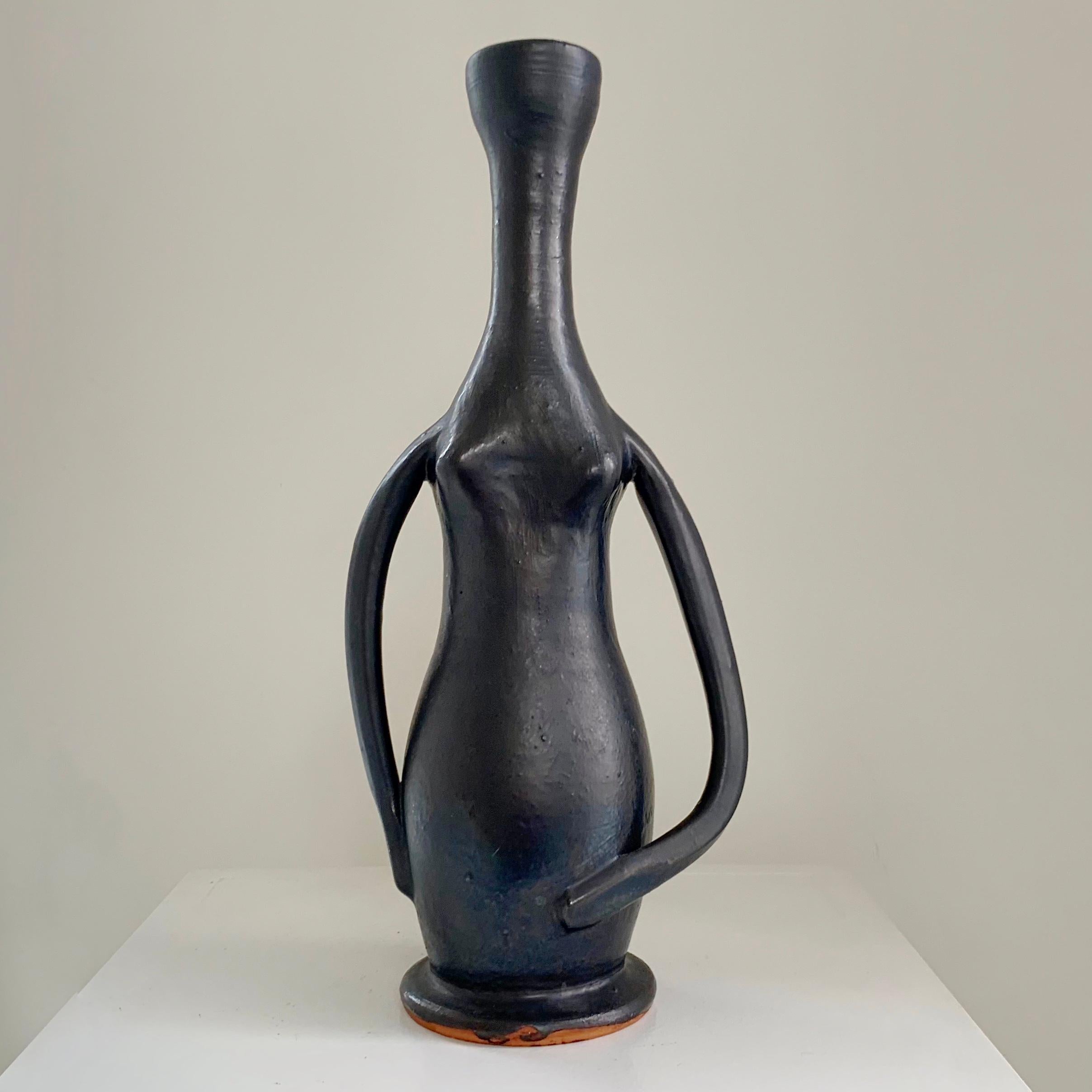 Schöne antropomorphe Vase von Guillaume Met De Penninghen, um 1950, Frankreich.
Schwarz emaillierter Sandstein.
Abmessungen: 32 cm H, 14 cm B, 8 cm T.
Seltene Keramik in gutem Originalzustand.
Alle Käufe sind durch unsere Käuferschutzgarantie