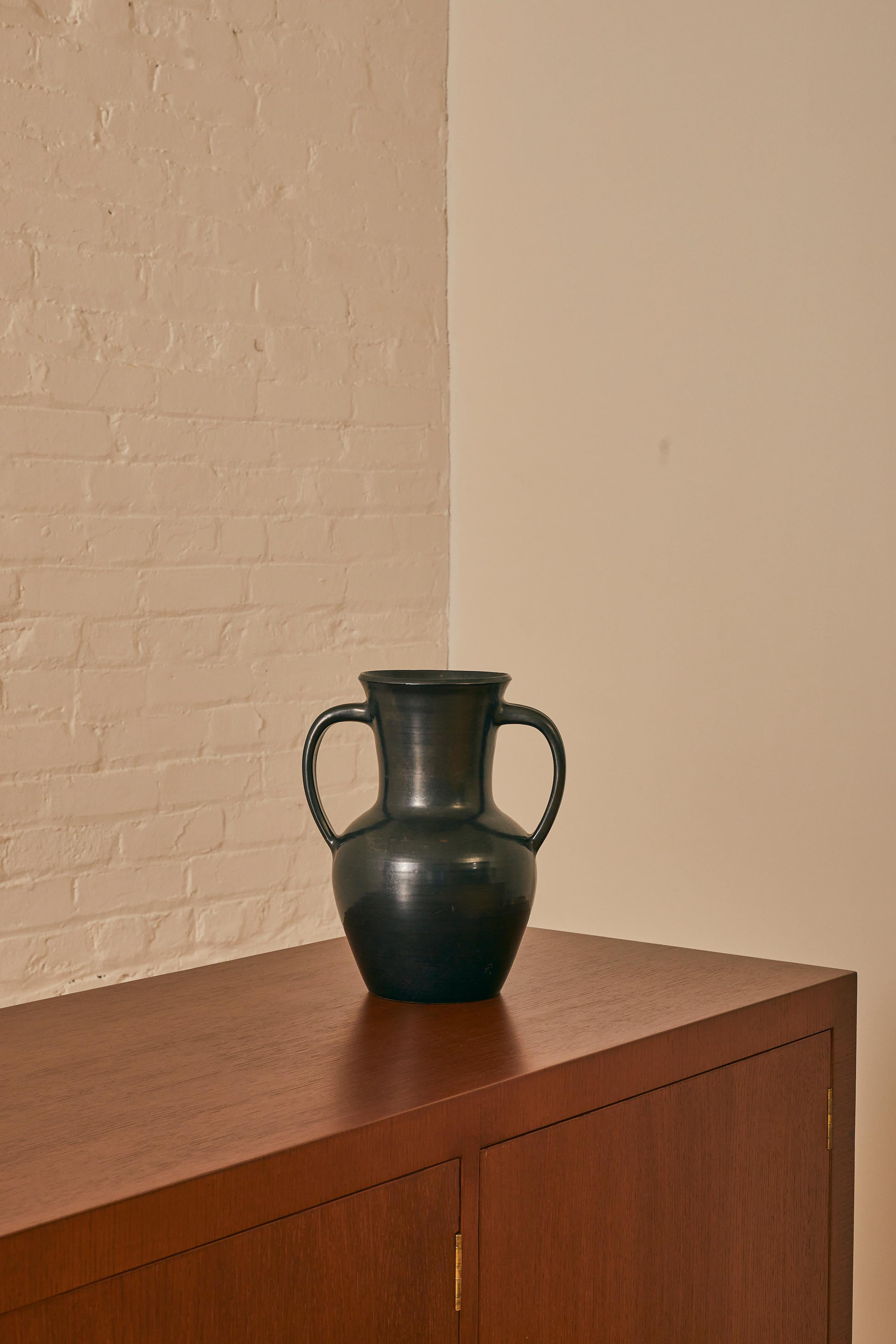 Vaso in ceramica del pittore e ceramista belga Guillaume Met De Penninghen (1912-1990), siglato sul lato.

