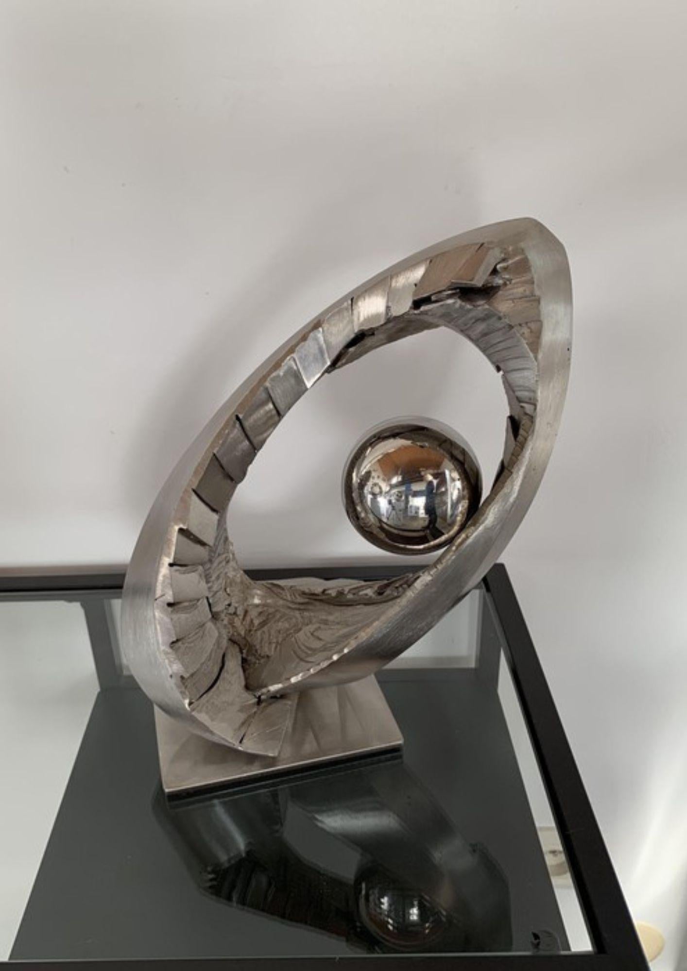 Die Skulptur Mobius 4 ist ein Werk, das die Konzepte von Zirkulation, Torsion und Bewegung durch den Möbiusring erforscht. Der Künstler lässt sich von dieser faszinierenden mathematischen Figur inspirieren, um eine Skulptur zu schaffen, die die