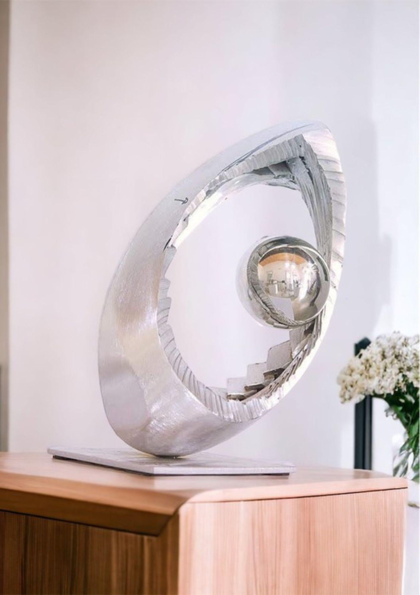 The Mobius 4 sculpture is a work that explores the concepts of circulation, torsion and movement through the Möbius ring. The artist draws inspiration from this fascinating mathematical figure to give life to a sculpture that embodies the infinite