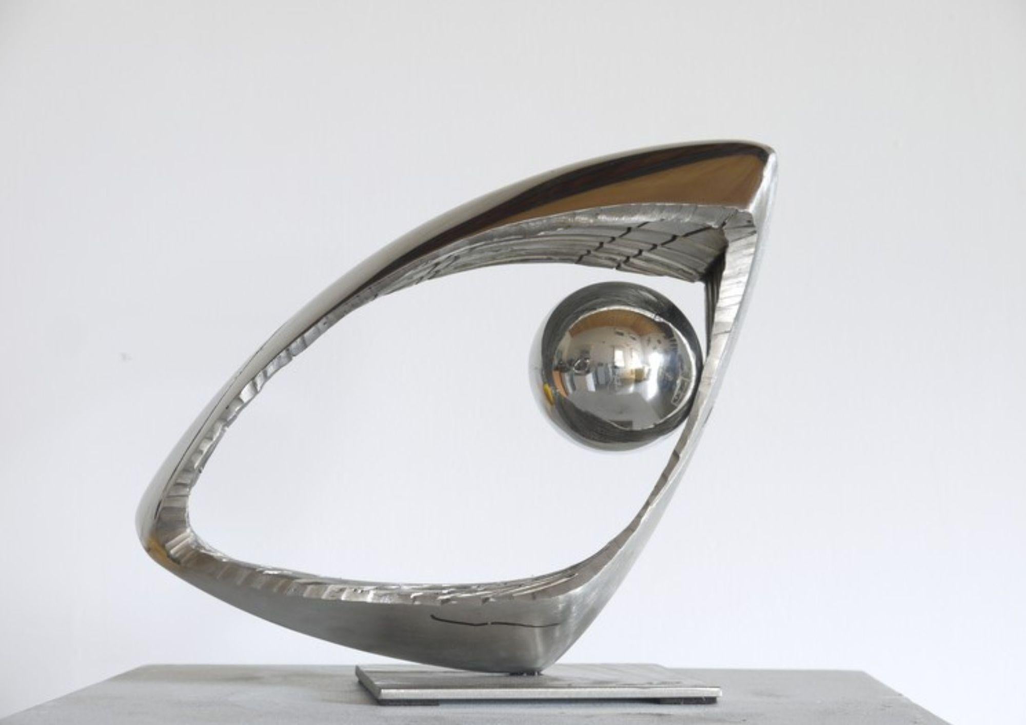 Die Skulptur Mobius 8 ist ein Werk, das die Konzepte von Zirkulation, Torsion und Bewegung durch den Möbiusring erforscht. Der Künstler lässt sich von dieser faszinierenden mathematischen Figur inspirieren, um eine Skulptur zu schaffen, die die