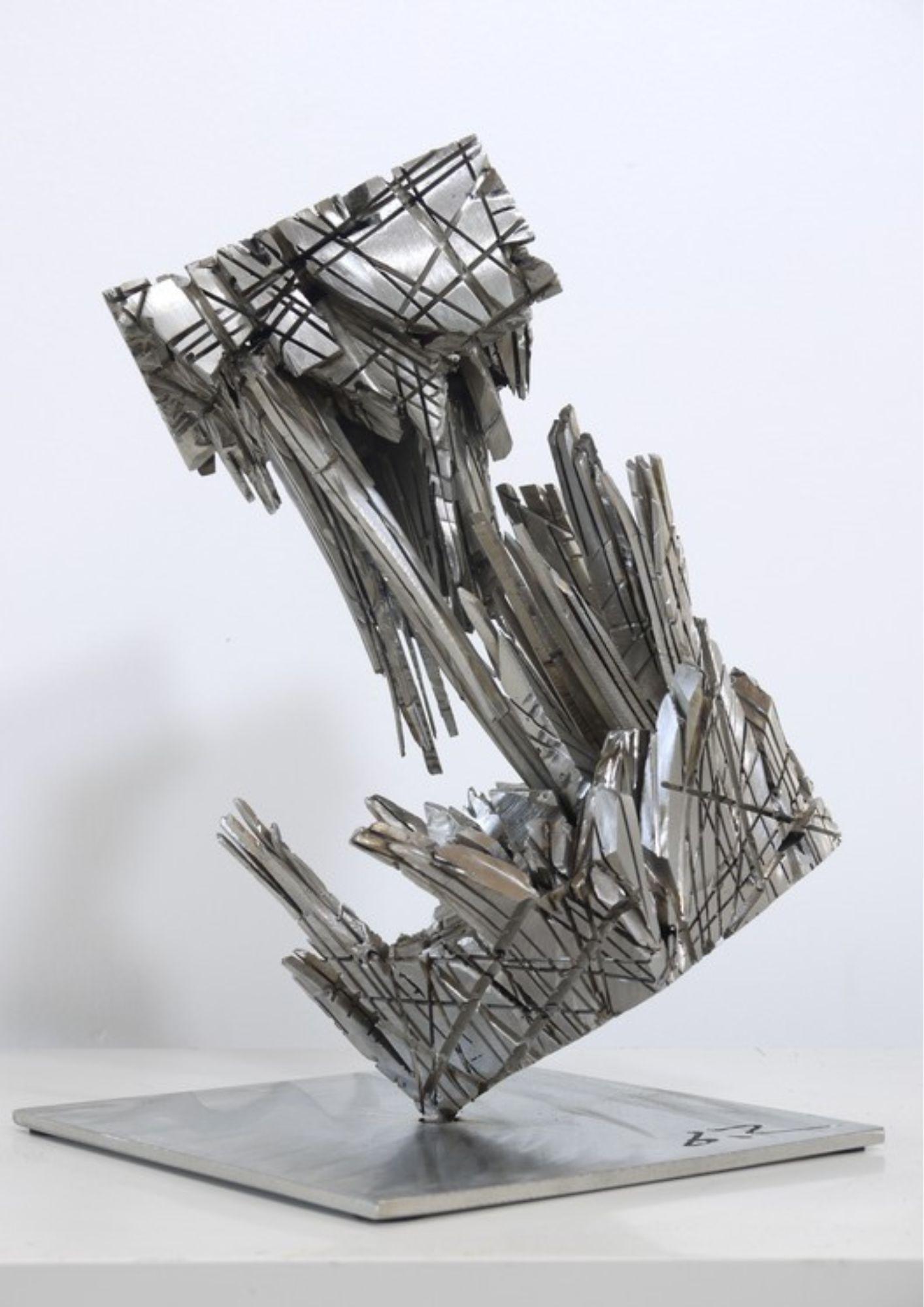 
The Spyrite 5 sculpture is an artistic work inspired by transformation and connection. Originally, this piece is a cube, but it reinvents itself by stretching and spreading out to create a dynamic and striking vision.

The cube divides into two