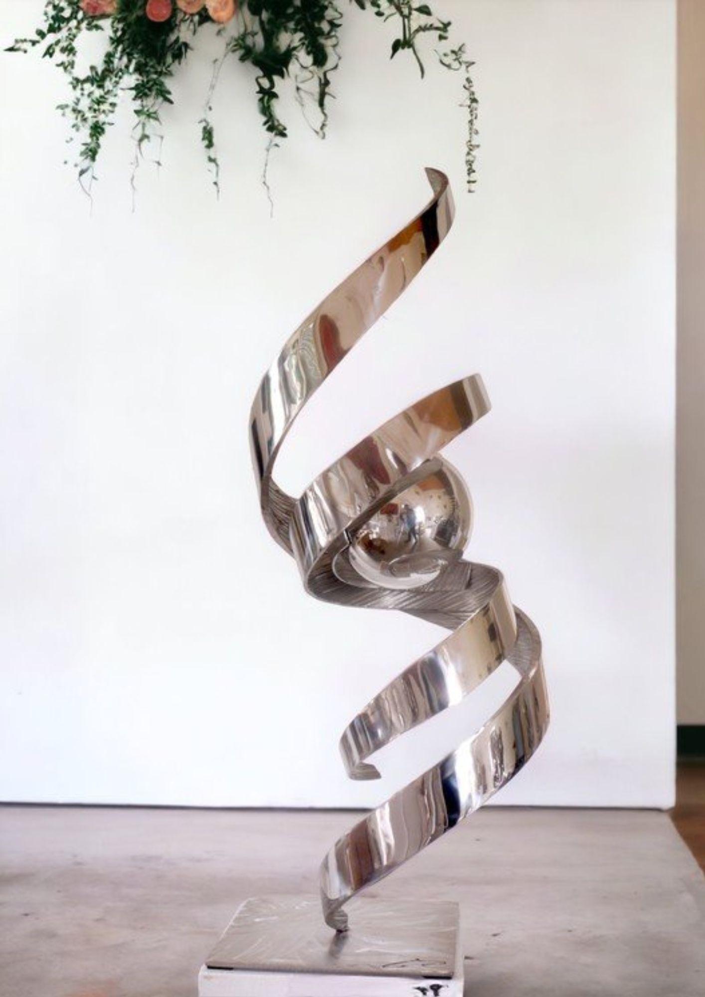 This “Storm” sculpture captures the turbulent dynamics of the raging wind. Through these polished curves and deep cuts, it expresses the strength of the elements and the points of balance between matter and space. The graceful and swirling curves