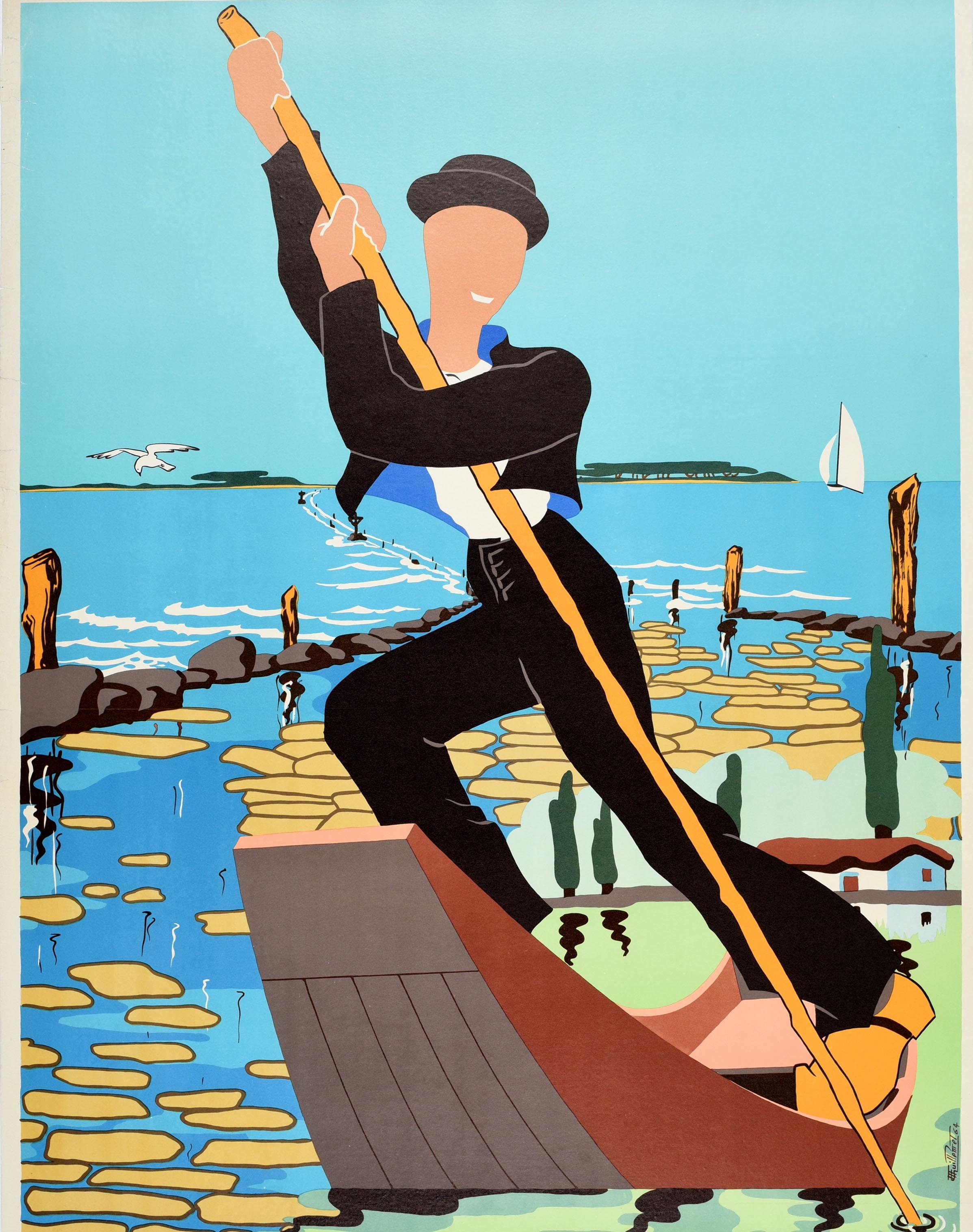 Original-Reiseplakat für die Vendee in Frankreich mit einer farbenfrohen Illustration eines lächelnden Mannes auf einem Gondelboot, über dem eine Möwe fliegt, hohen Bäumen neben einem Haus auf dem Land und einem Segelboot in der Ferne. Die Vendee