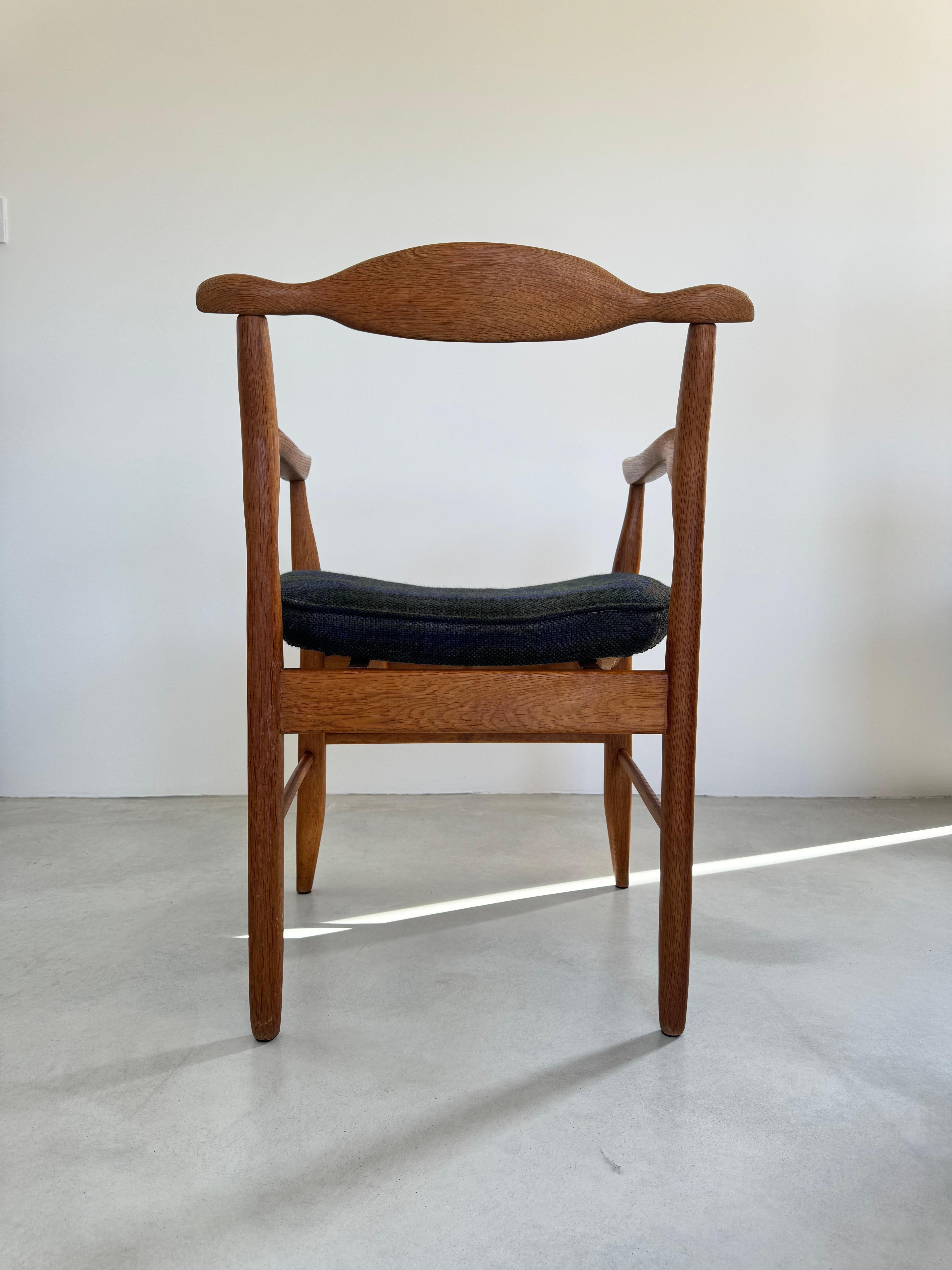 Sessel aus Guillerme und Chambon-Eiche, Design, Modell „ Fumay“, Frankreich 1960er Jahre (Stoff) im Angebot