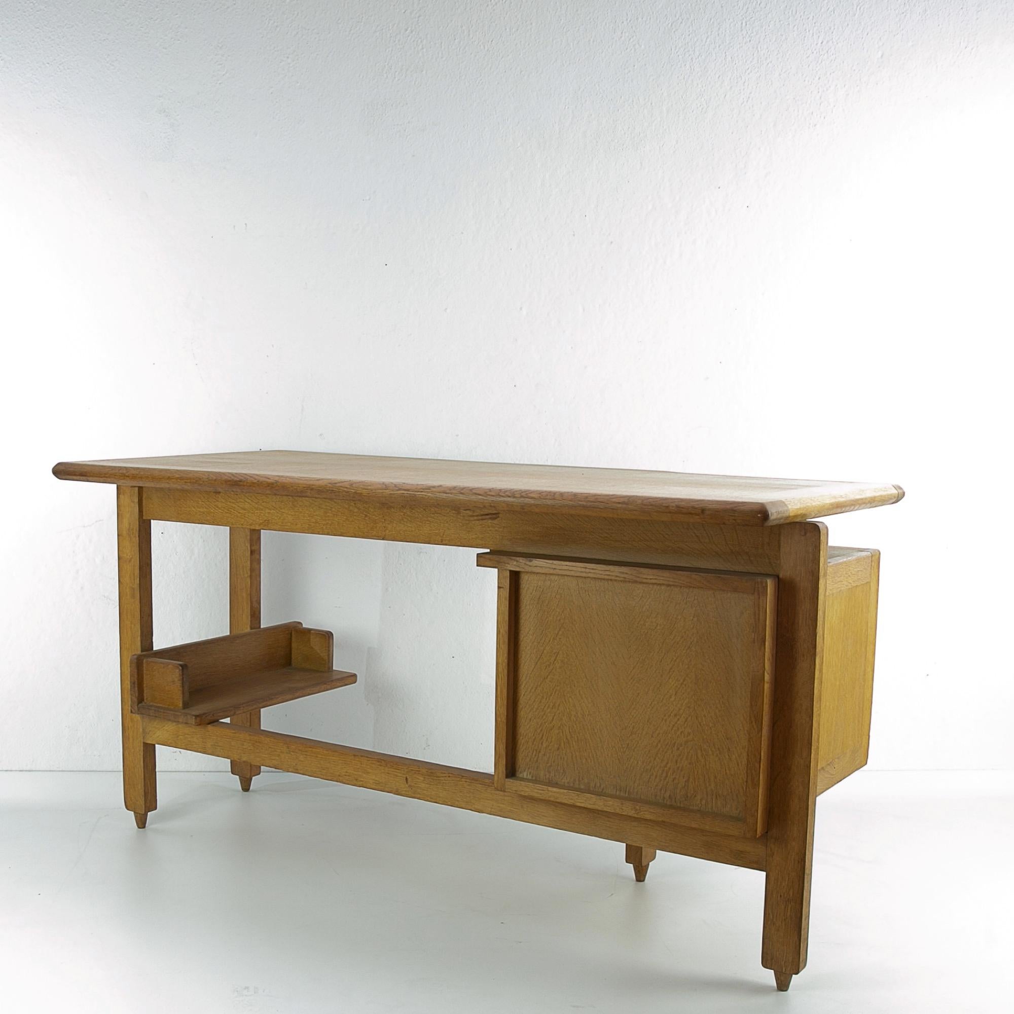 Guillerme and Chambron 3-Drawers Oak Desk with Ceramic Handles (Moderne der Mitte des Jahrhunderts)