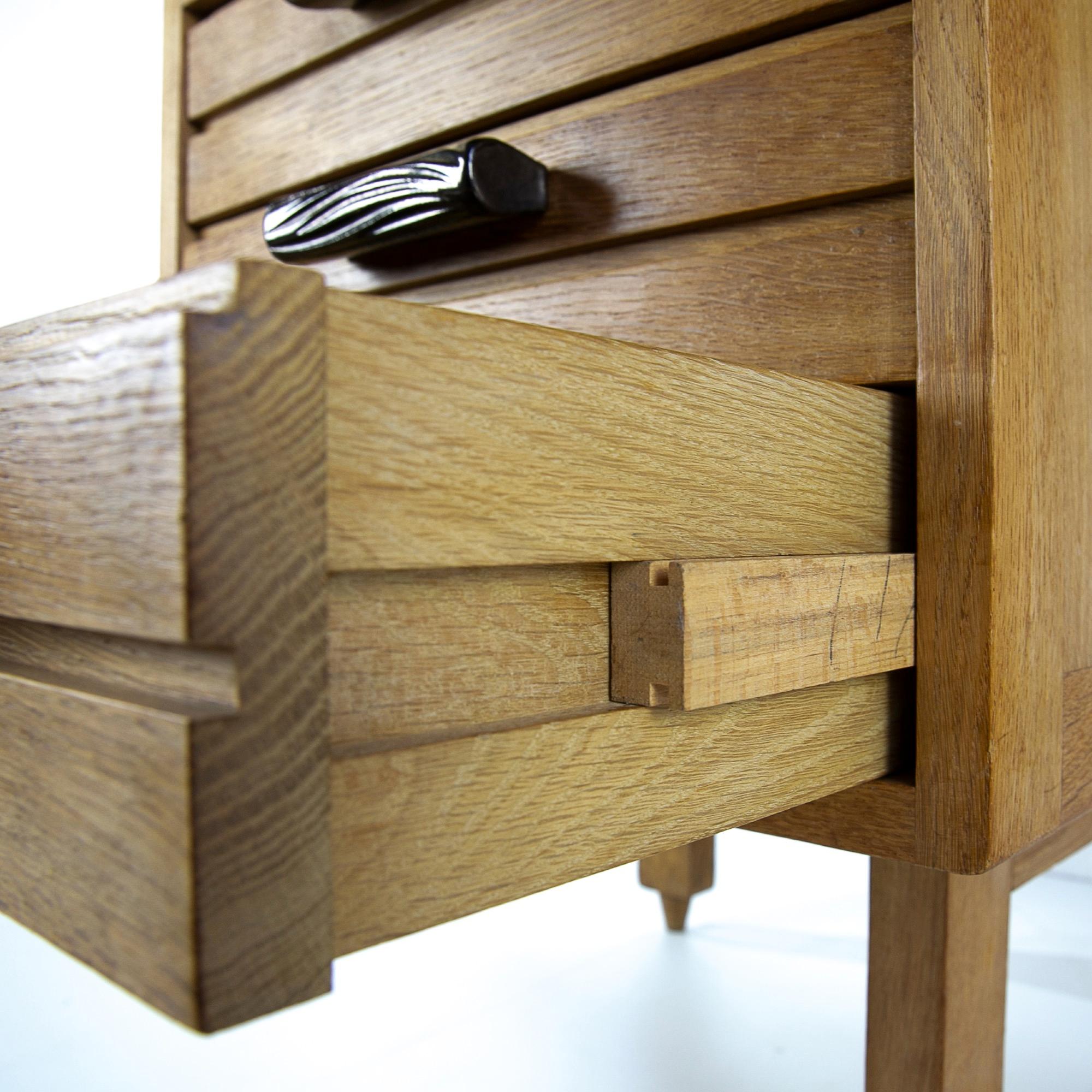 Guillerme and Chambron 3-Drawers Oak Desk with Ceramic Handles (Mitte des 20. Jahrhunderts)