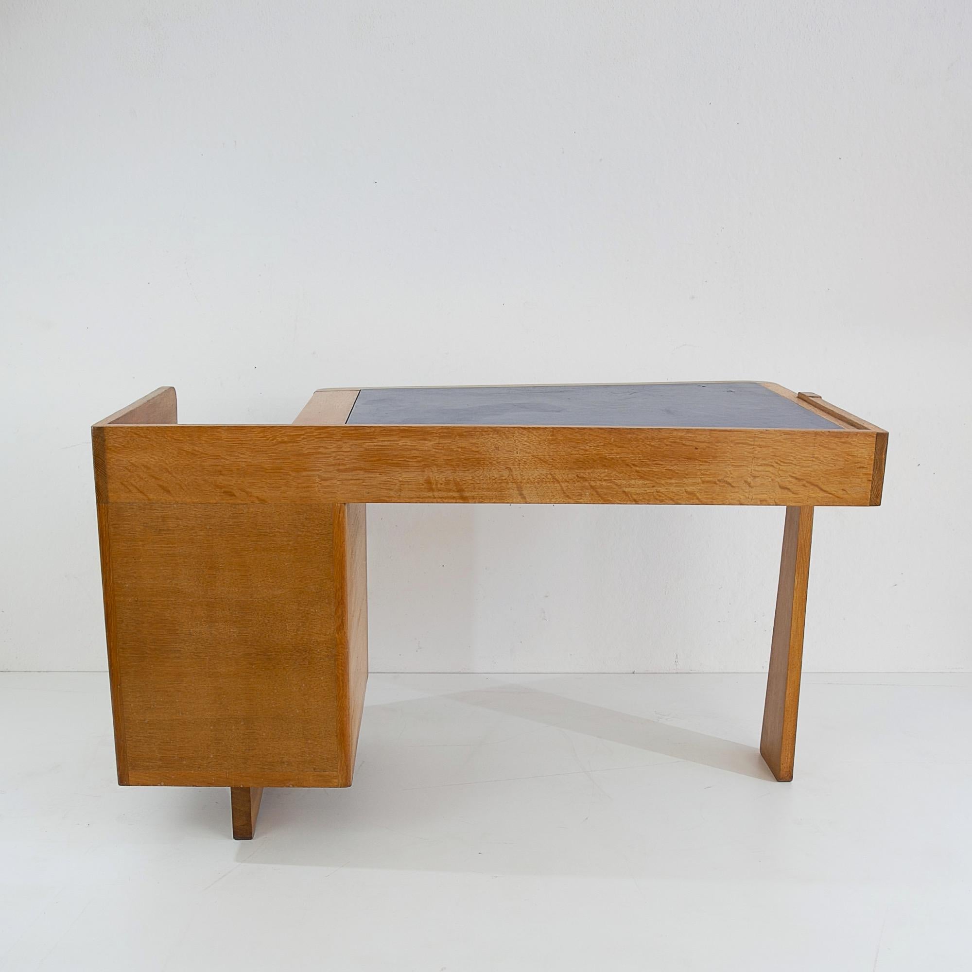 Guillerme and Chambron 3-Drawers Oak Desk with Matching Chair (Moderne der Mitte des Jahrhunderts)