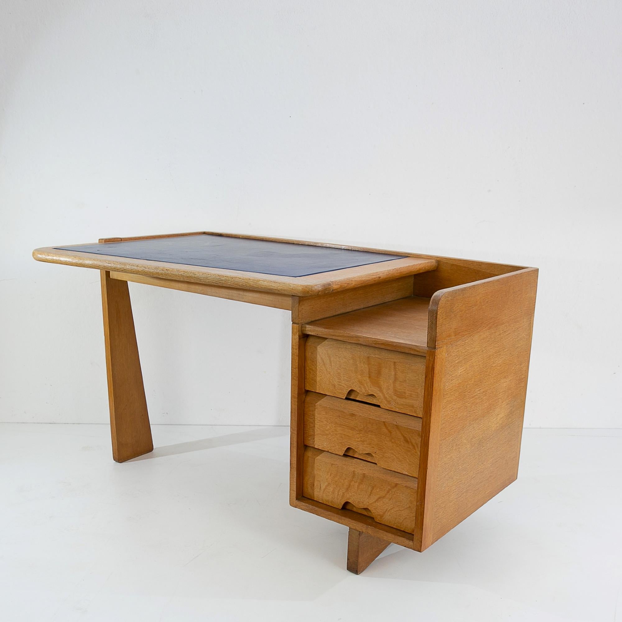 Guillerme and Chambron 3-Drawers Oak Desk with Matching Chair In Good Condition In Brussels, BE