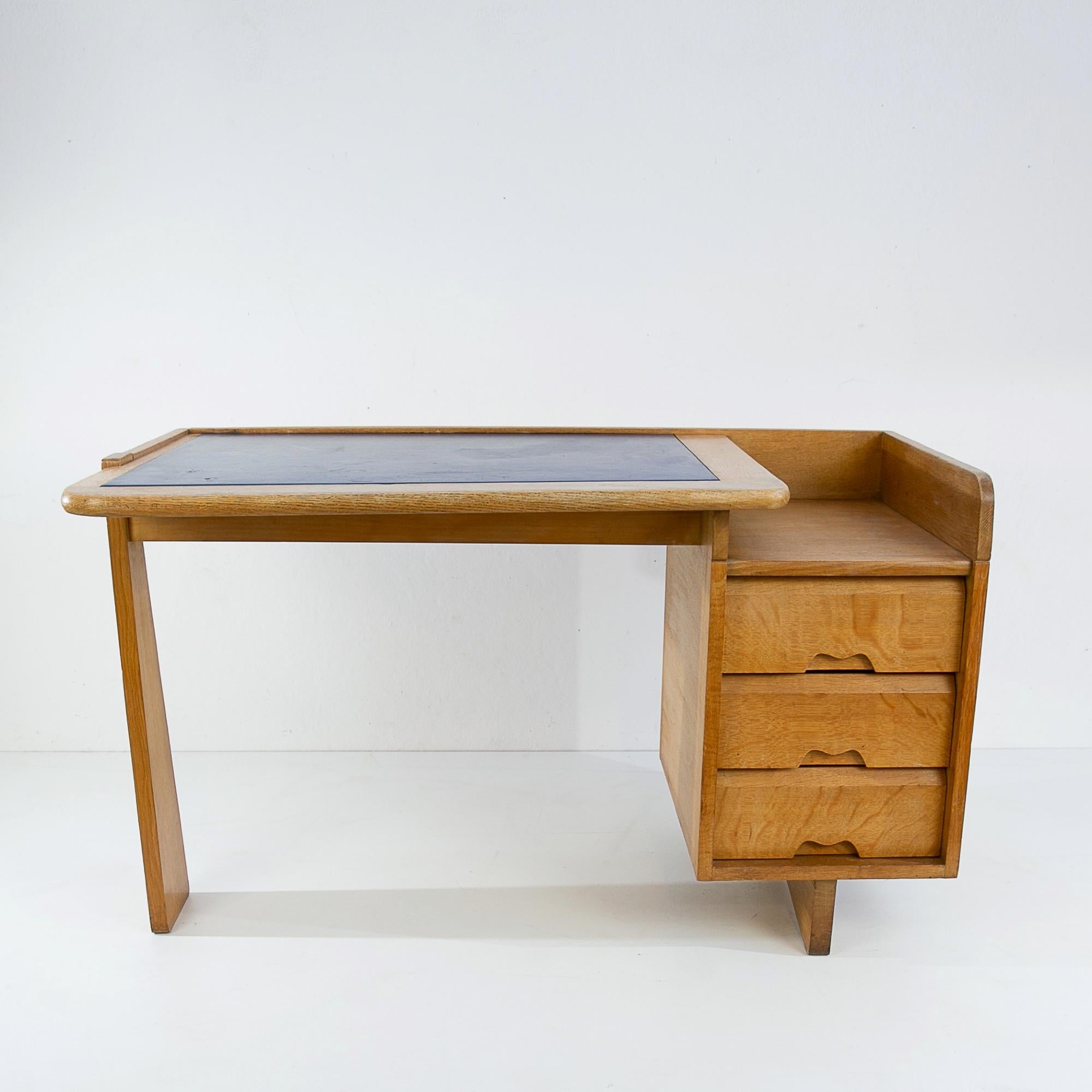 Guillerme and Chambron 3-Drawers Oak Desk with Matching Chair (Mitte des 20. Jahrhunderts)
