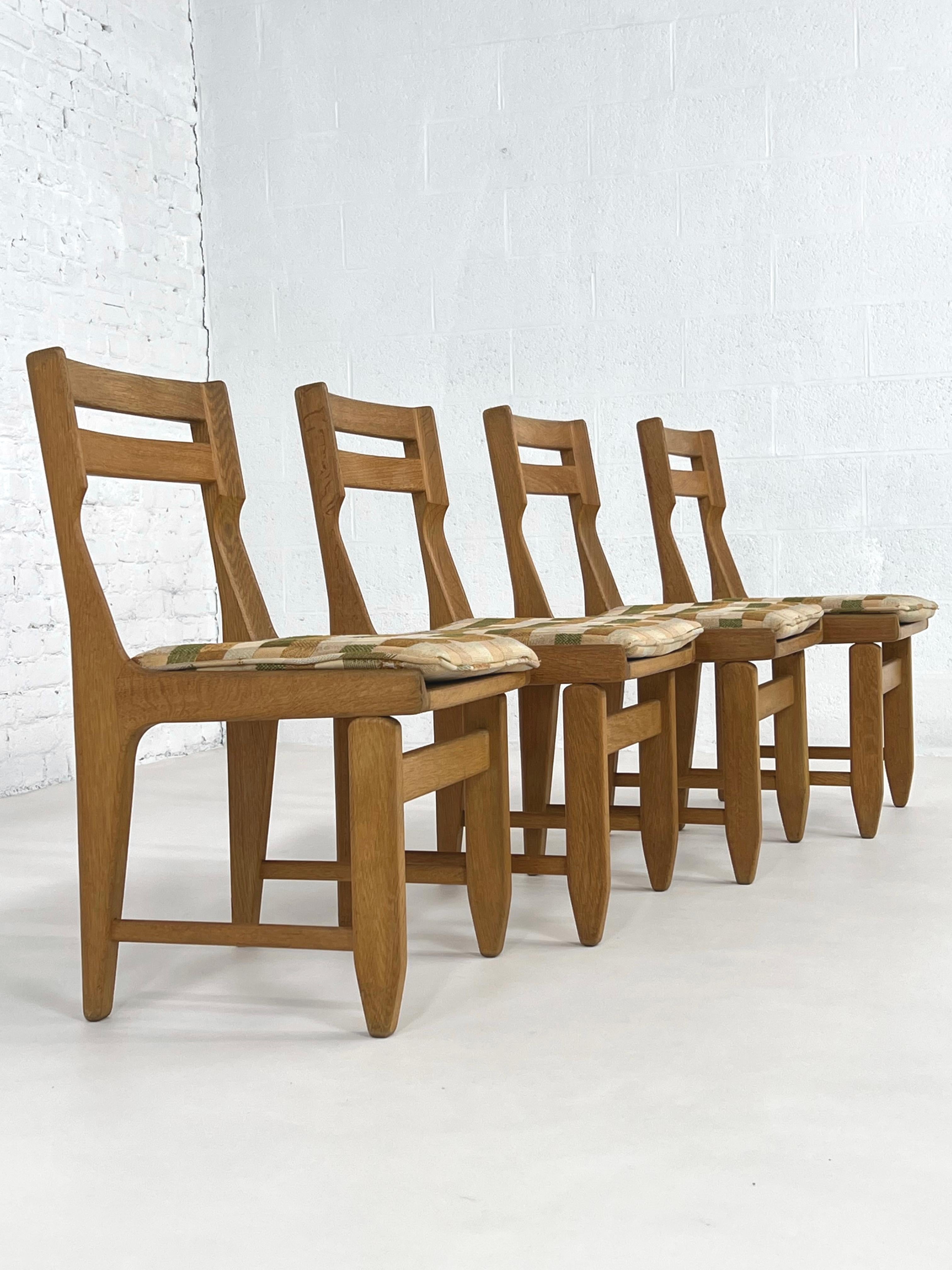 Mid-Century Modern Ensemble de quatre chaises de salle à manger en chêne, bois et tissu Guillerme et Chambron Design en vente