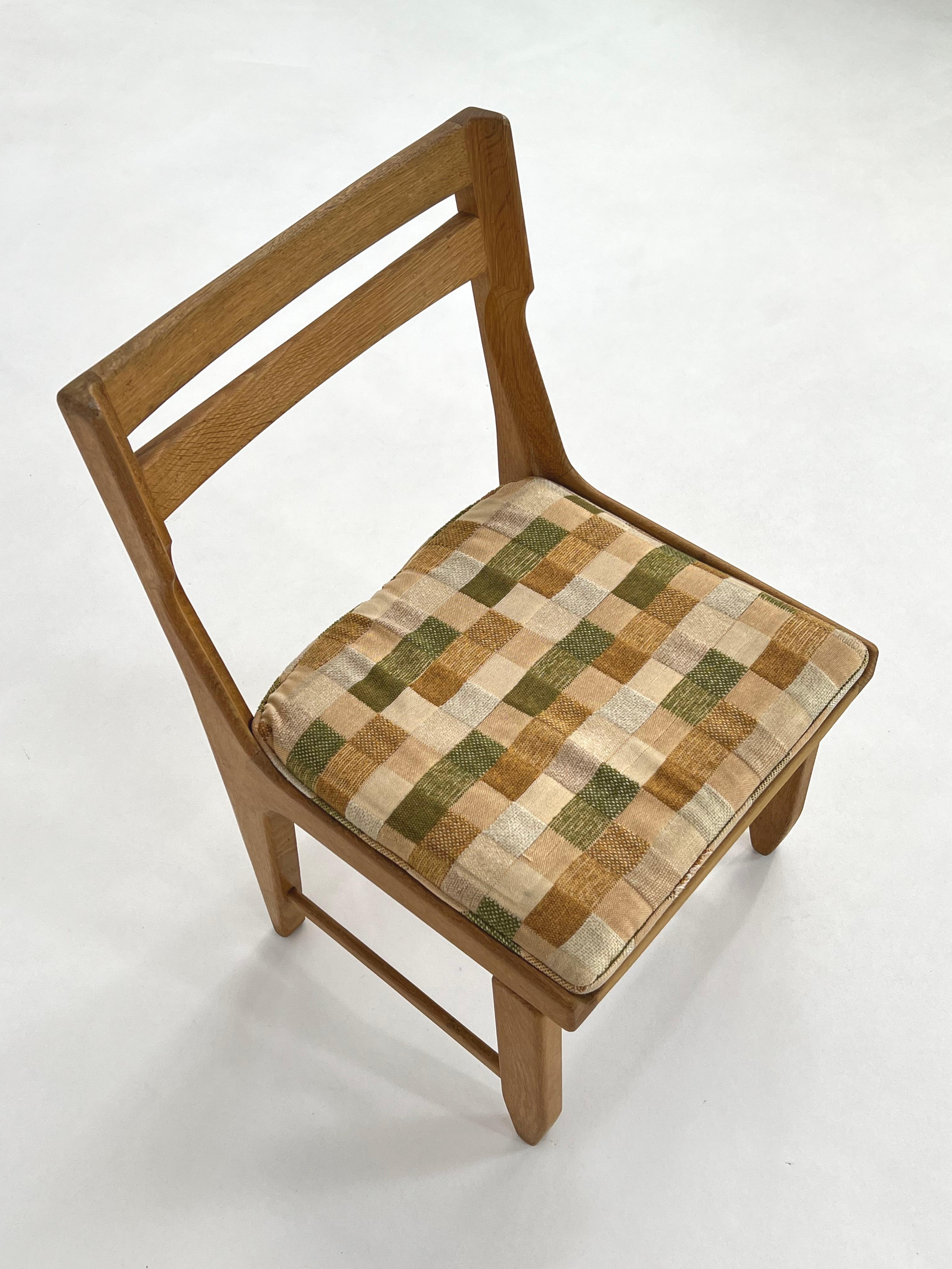 Guillerme und Chambron Design Eiche Holz und Stoff Satz von vier Esszimmerstühlen (20. Jahrhundert) im Angebot