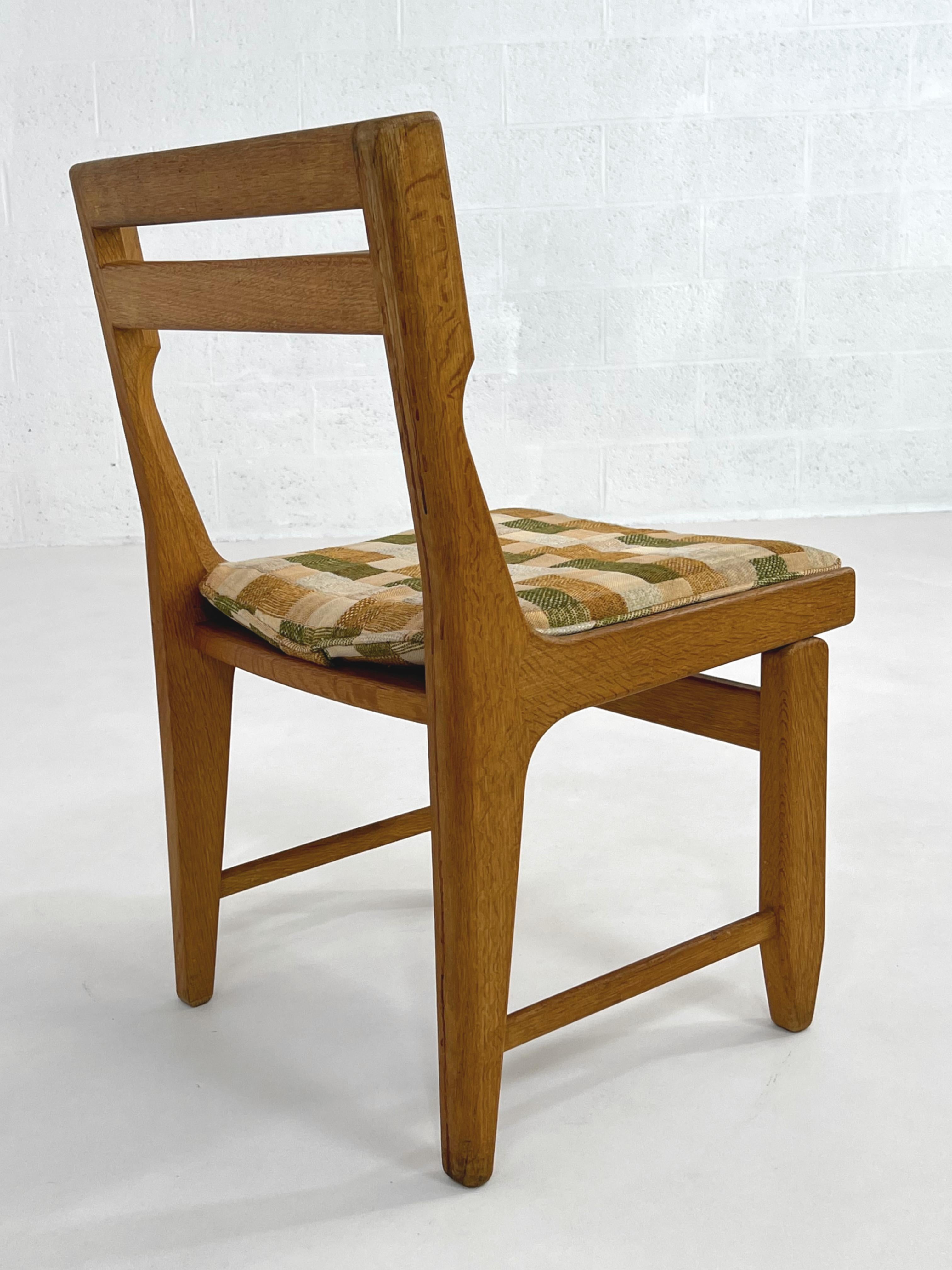 Chêne Ensemble de quatre chaises de salle à manger en chêne, bois et tissu Guillerme et Chambron Design en vente