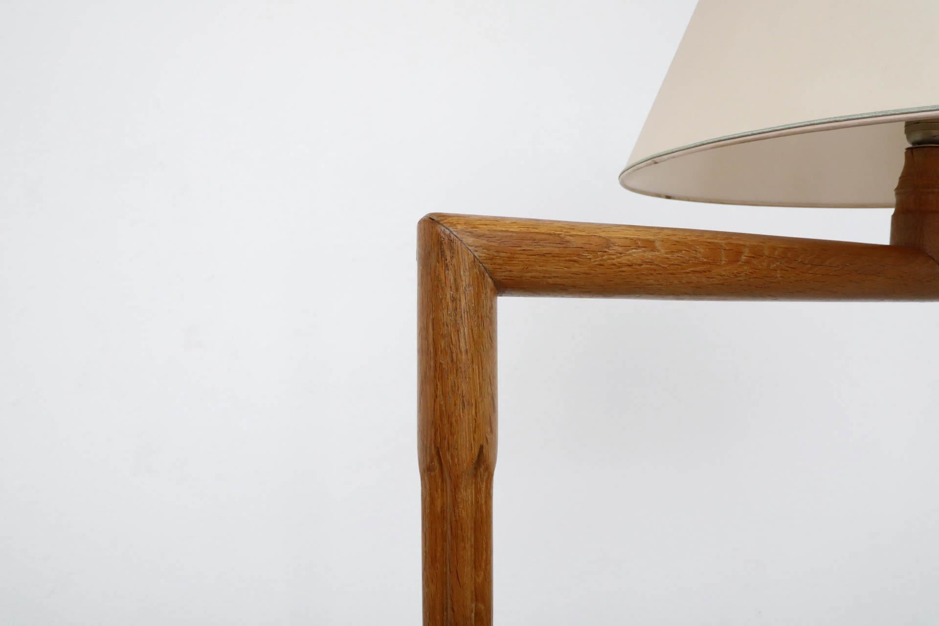 Guillerme and Chambron Inspired Stand Lamp with Table and Bookshelf in Oak (lampe sur pied, table et étagère en chêne) en vente 3