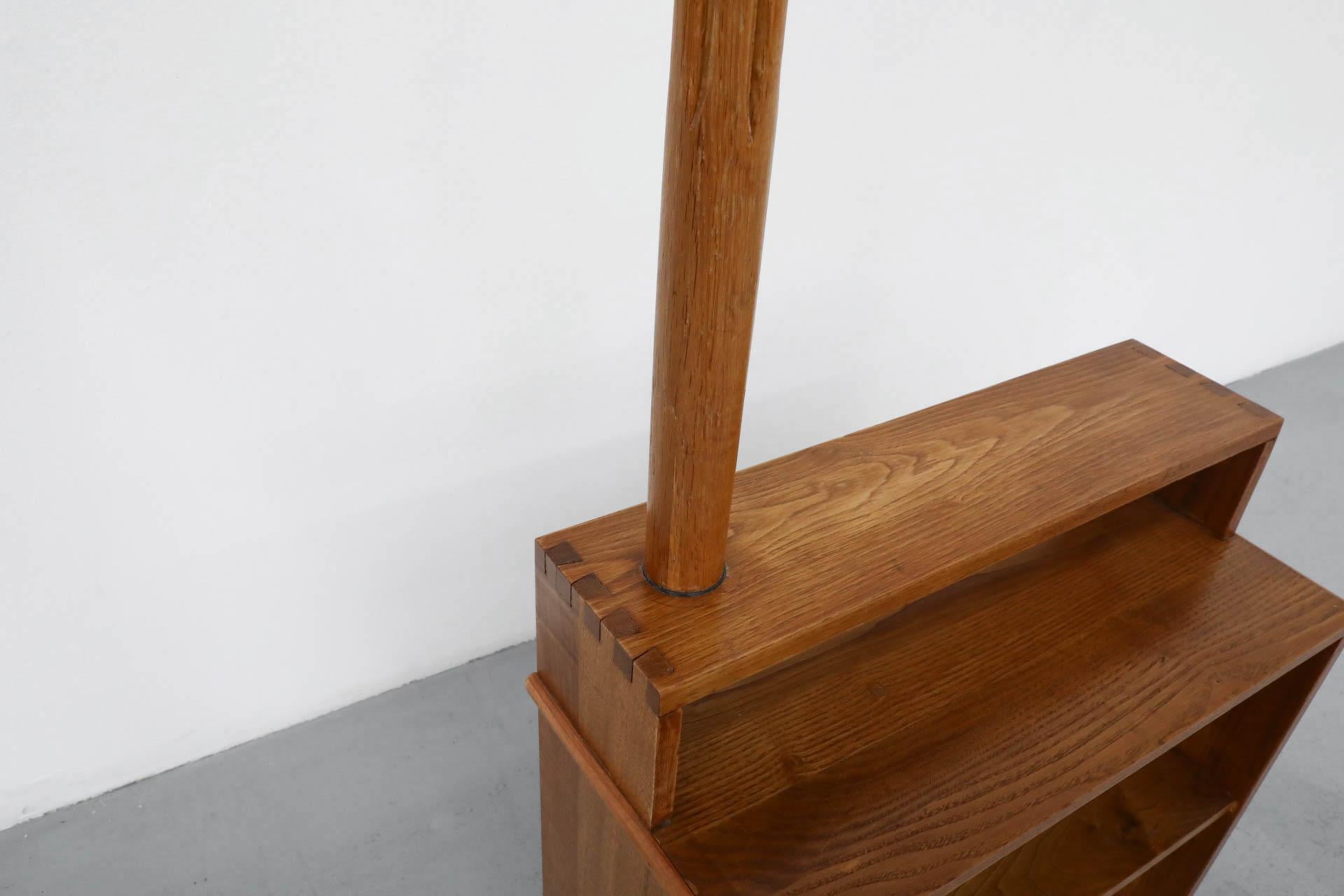Guillerme and Chambron Inspired Stand Lamp with Table and Bookshelf in Oak (lampe sur pied, table et étagère en chêne) en vente 4