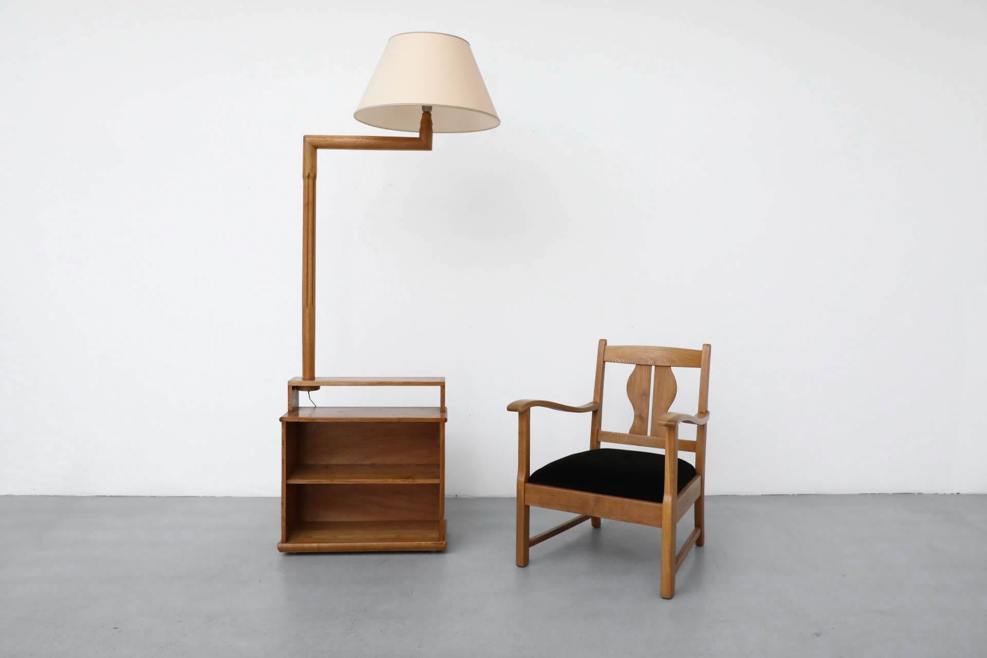 Vintage Guillerme et Chambron inspiré, lampe roulante avec table et étagères intégrées. Le cadre en chêne massif a été légèrement rénové et est accompagné de son abat-jour en lin d'origine avec des bordures vertes. L'abat-jour présente quelques