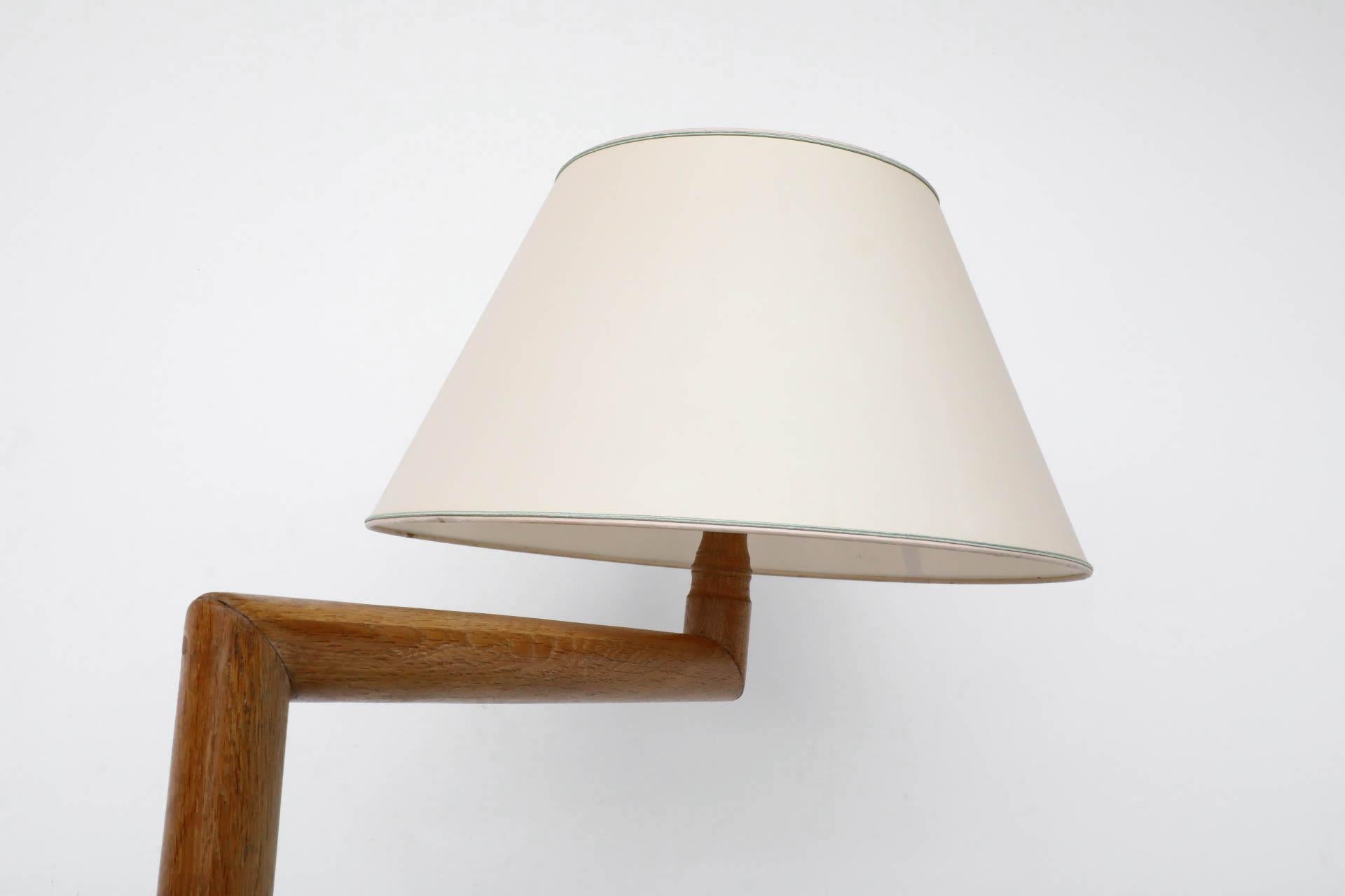 Guillerme and Chambron Inspired Stand Lamp with Table and Bookshelf in Oak (lampe sur pied, table et étagère en chêne) en vente 13