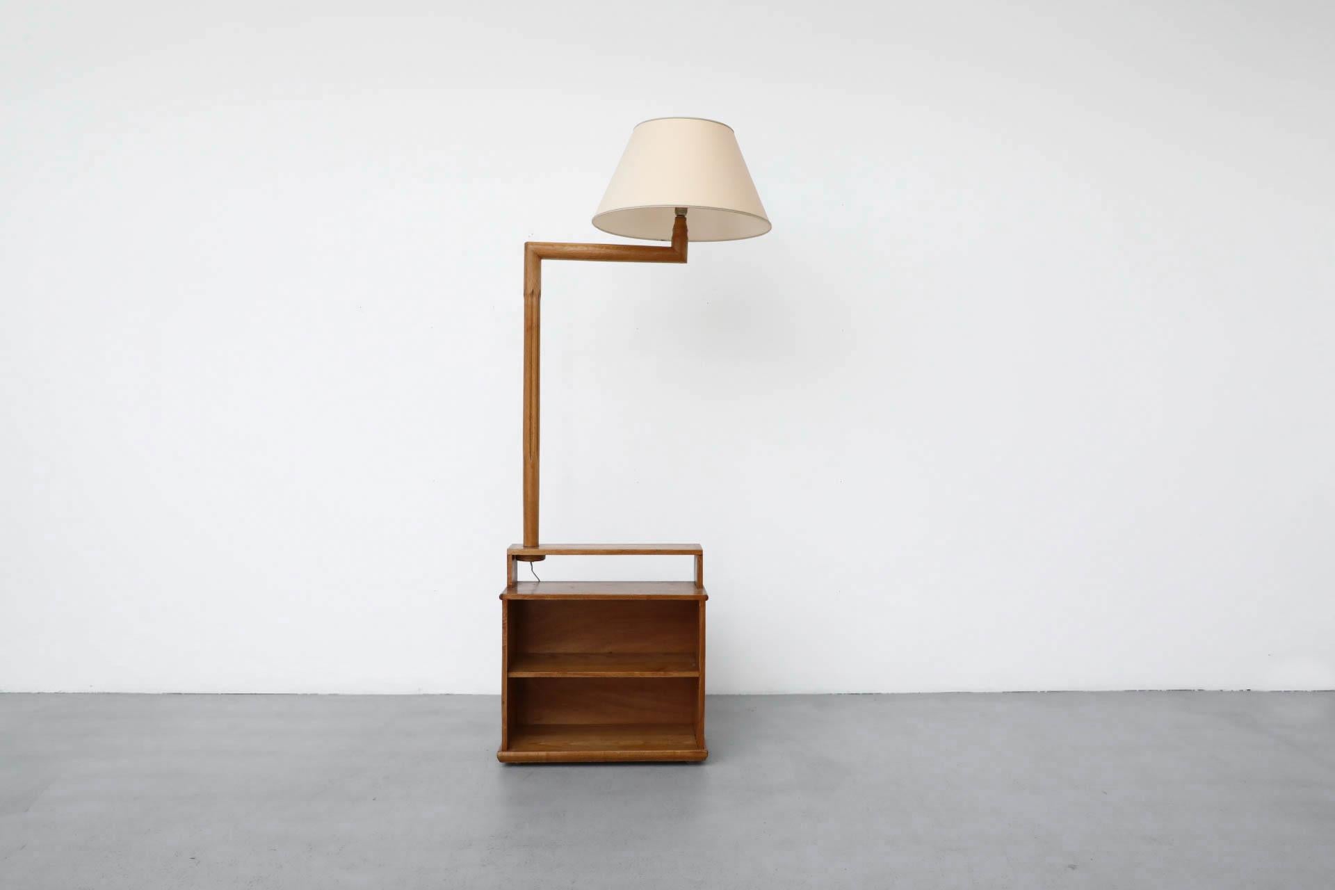 Mid-Century Modern Guillerme and Chambron Inspired Stand Lamp with Table and Bookshelf in Oak (lampe sur pied, table et étagère en chêne) en vente