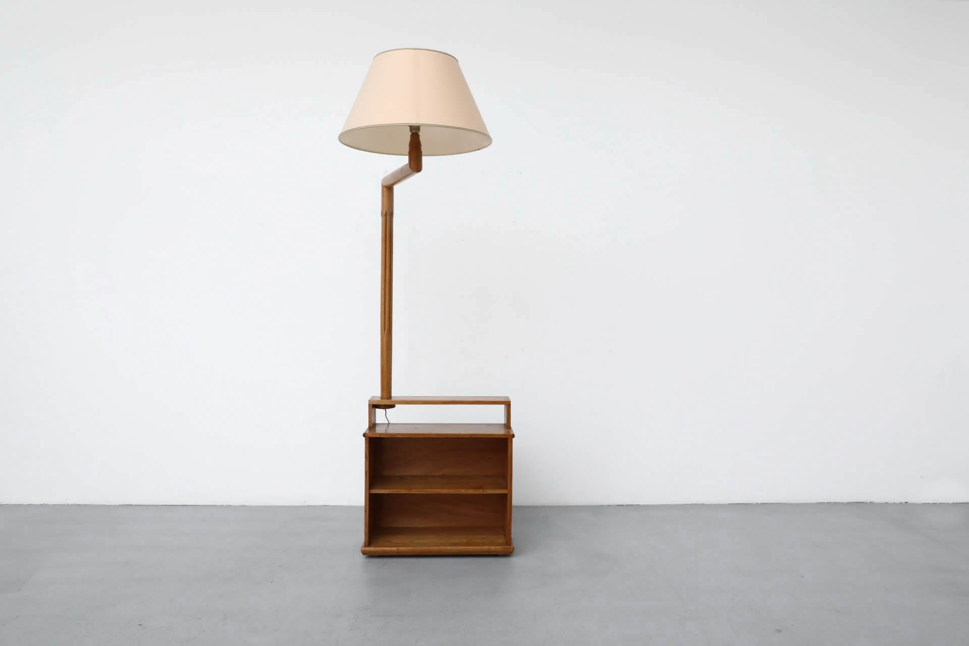 Français Guillerme and Chambron Inspired Stand Lamp with Table and Bookshelf in Oak (lampe sur pied, table et étagère en chêne) en vente
