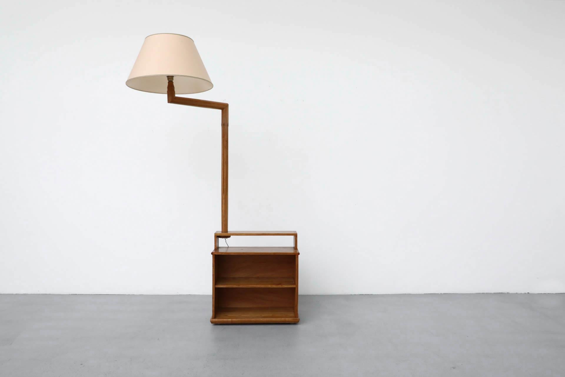 Guillerme and Chambron Inspired Stand Lamp with Table and Bookshelf in Oak (lampe sur pied, table et étagère en chêne) Bon état - En vente à Los Angeles, CA