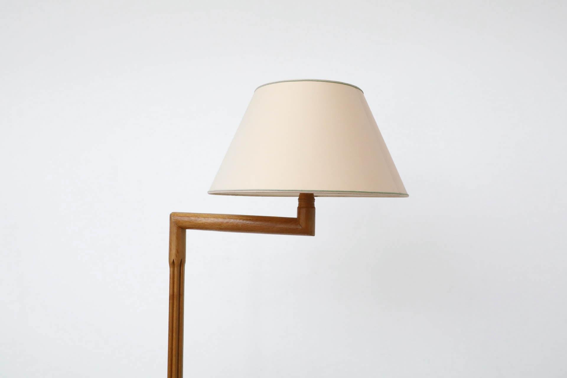 20ième siècle Guillerme and Chambron Inspired Stand Lamp with Table and Bookshelf in Oak (lampe sur pied, table et étagère en chêne) en vente