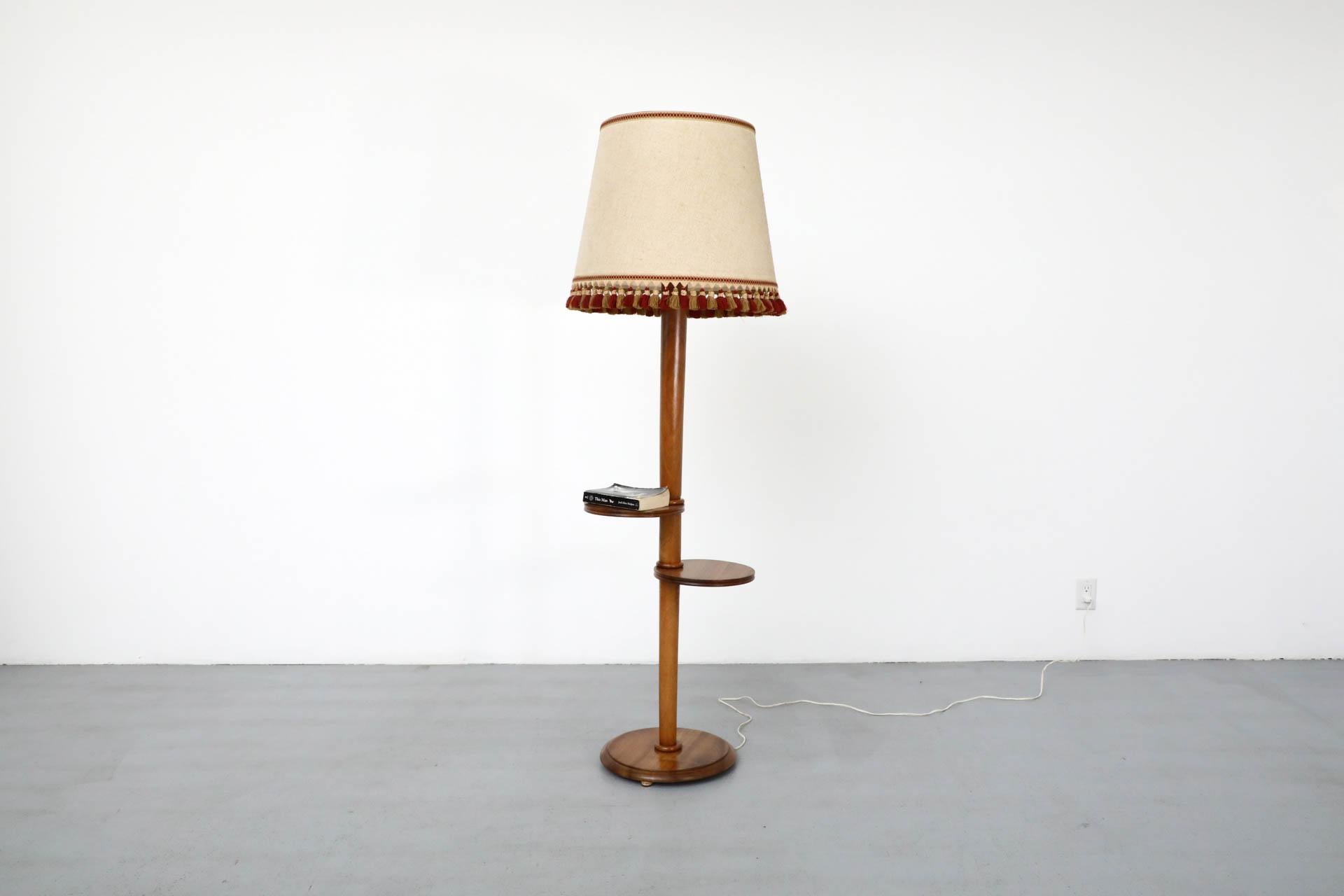 Lampadaire sur pied avec tables intégrées, d'inspiration Guillerme et Chambron, datant des années 1950. Design/One en bois de pécan avec deux étagères rondes mesurant 11,25
