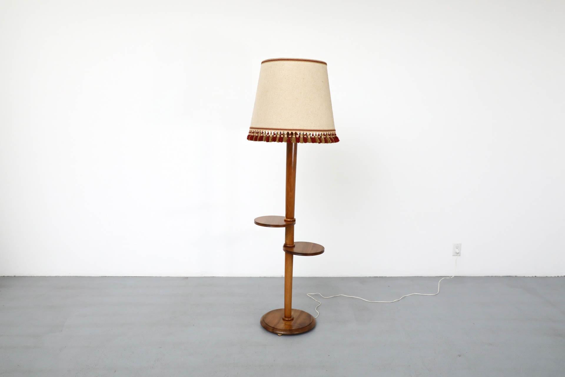 Mid-Century Modern Lampe sur pied avec tables intégrées inspirée de Guillerme et Chambron, années 1950 en vente