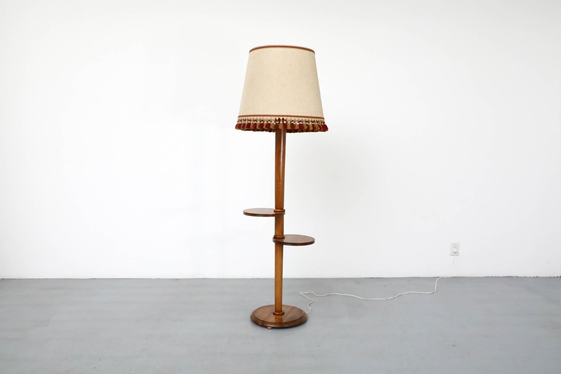 Français Lampe sur pied avec tables intégrées inspirée de Guillerme et Chambron, années 1950 en vente