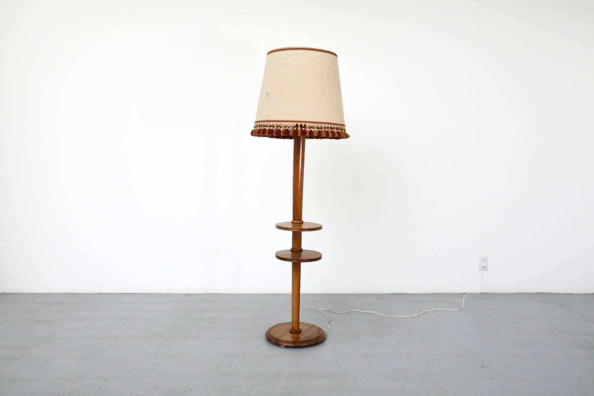Lampe sur pied avec tables intégrées inspirée de Guillerme et Chambron, années 1950 Bon état - En vente à Los Angeles, CA