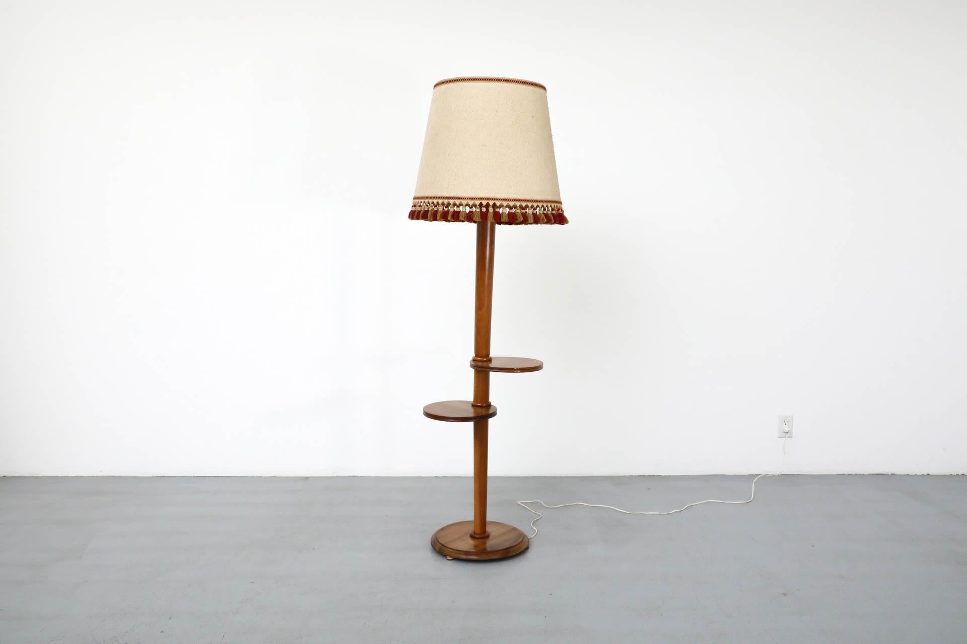 20ième siècle Lampe sur pied avec tables intégrées inspirée de Guillerme et Chambron, années 1950 en vente