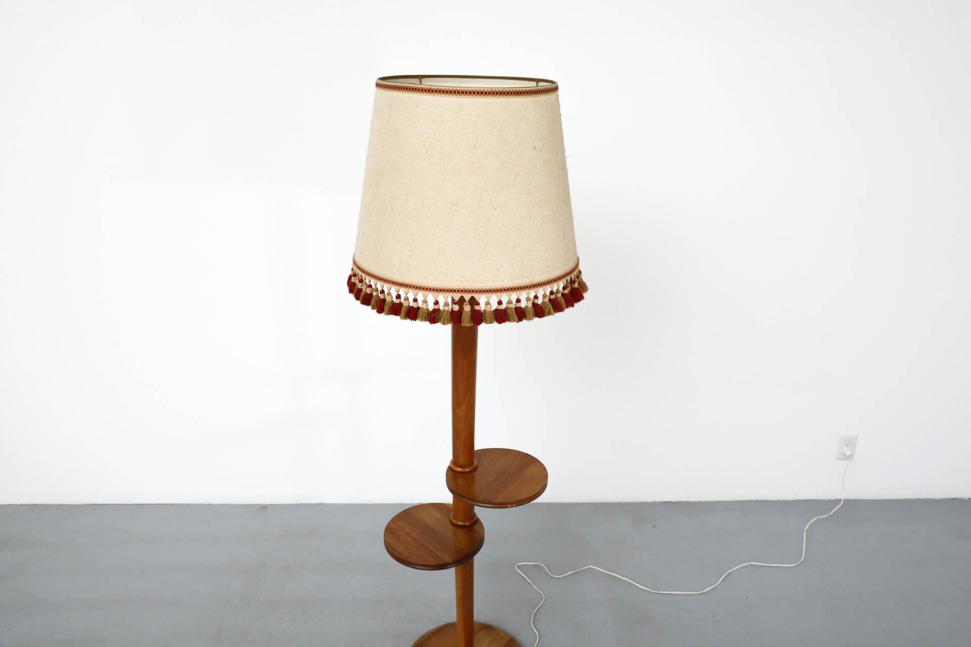 Bois Lampe sur pied avec tables intégrées inspirée de Guillerme et Chambron, années 1950 en vente