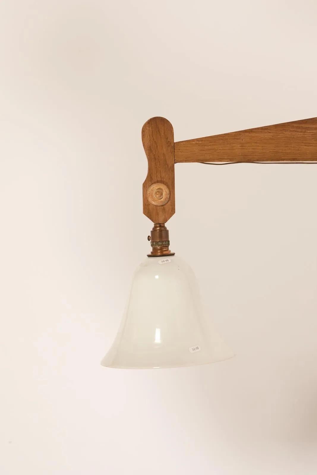 Francese Lampada da parete grande in Oak di Guillerme e Chambron, 
