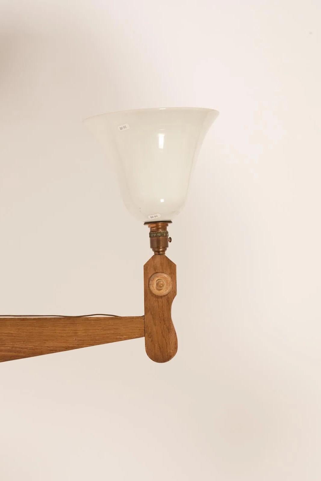 Fine XX secolo Lampada da parete grande in Oak di Guillerme e Chambron, 